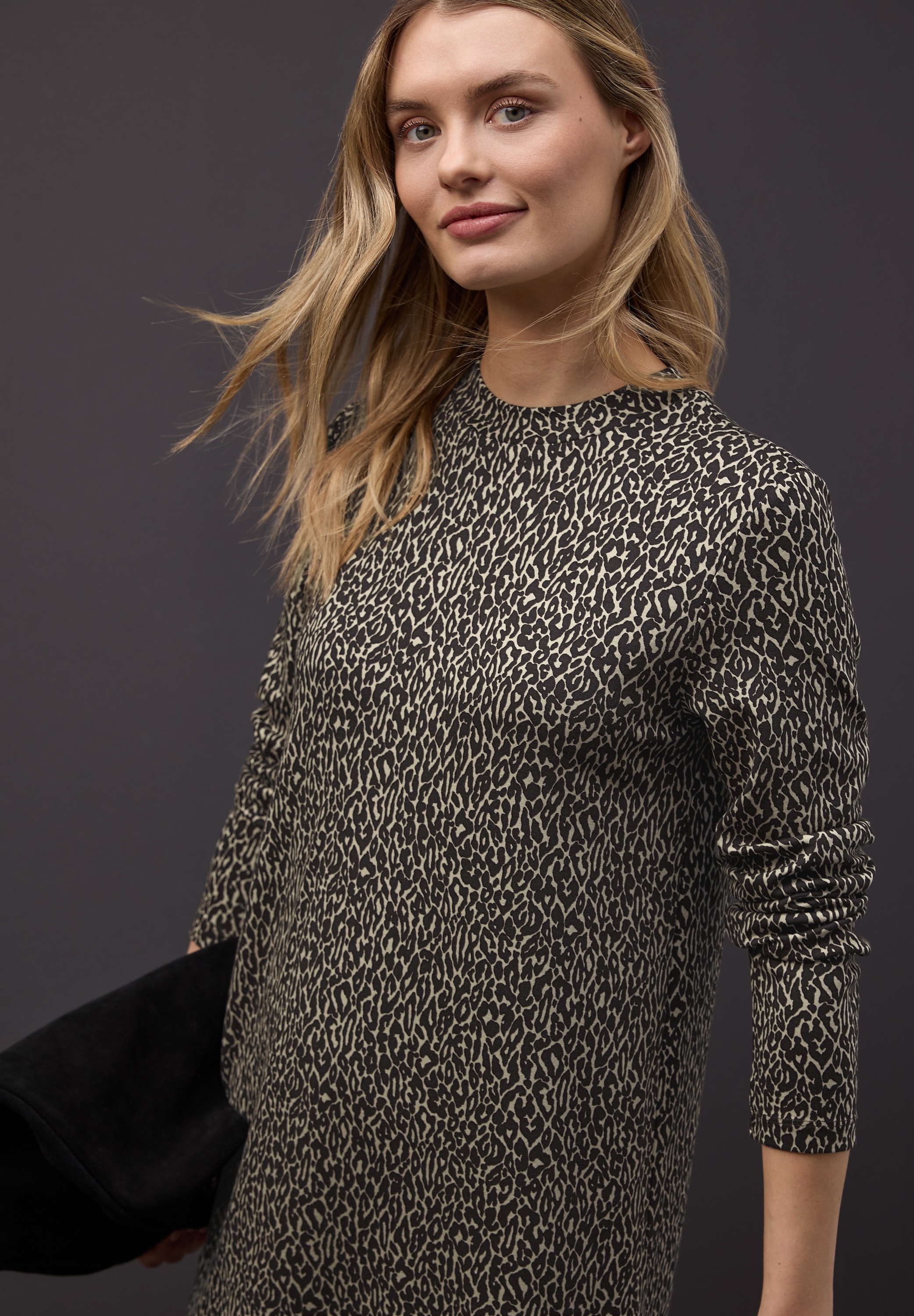 STREET ONE Midikleid Ohne Taschen im Leo-Allover-Print