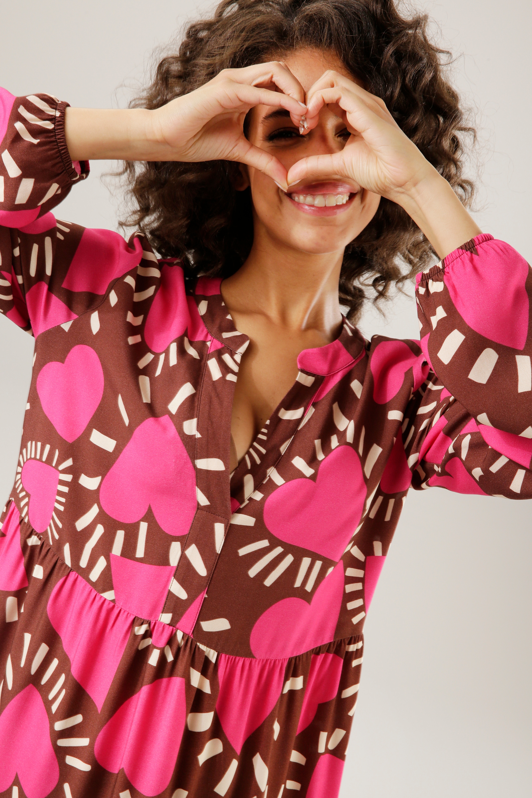 Aniston CASUAL Blusenkleid, extravaganter Herzen-Druck - jedes Teil ein  Unikat im OTTO Online Shop