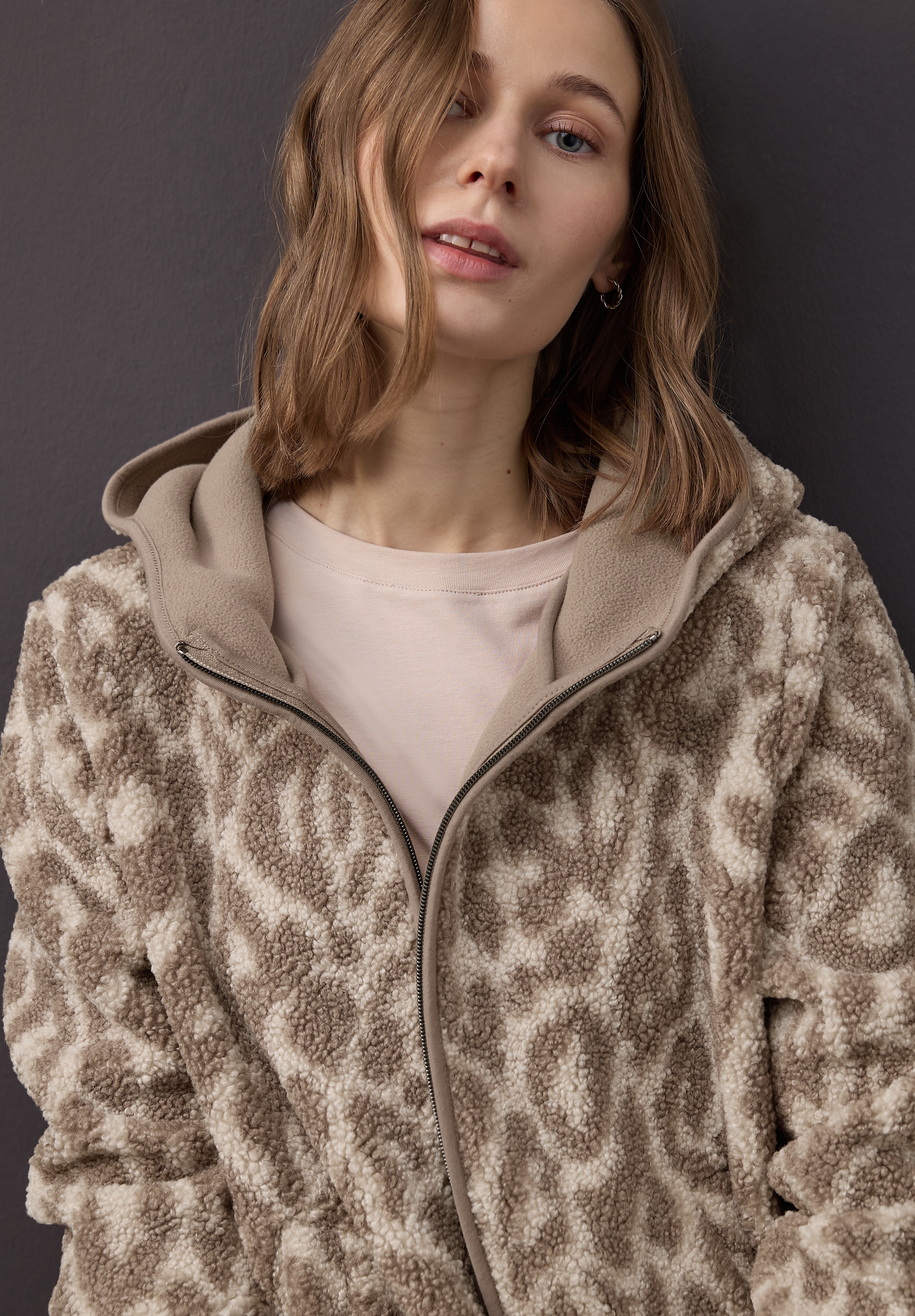 STREET ONE Kapuzenfleecejacke mit Kapuze mit Kapuze und Leo-Allover-Print