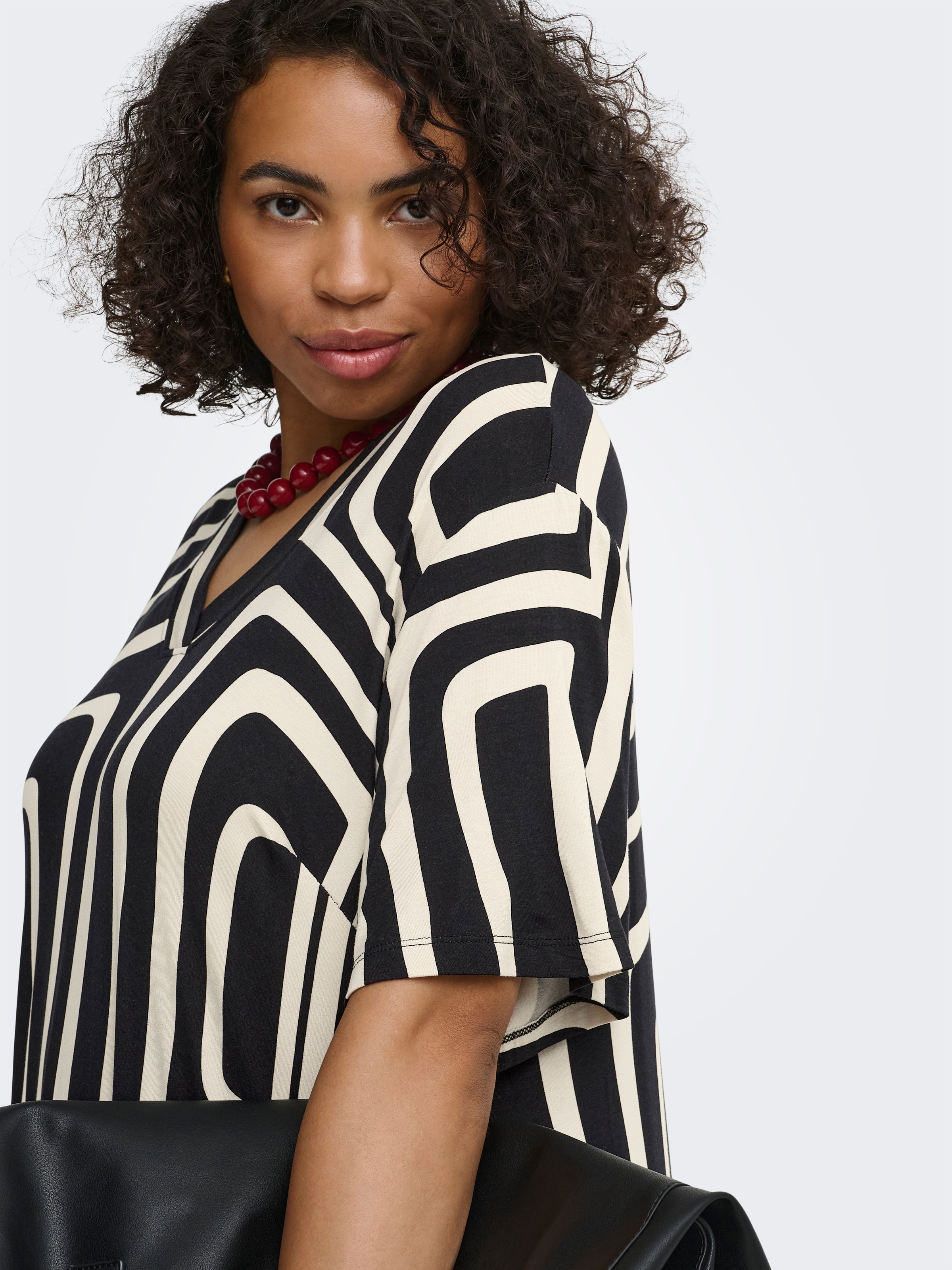 ONLY CARMAKOMA Shirtkleid »CARFYRLA LIFE S/S V-NCK BLK AOP DRE NOOS« Viskosemischung, regular fit