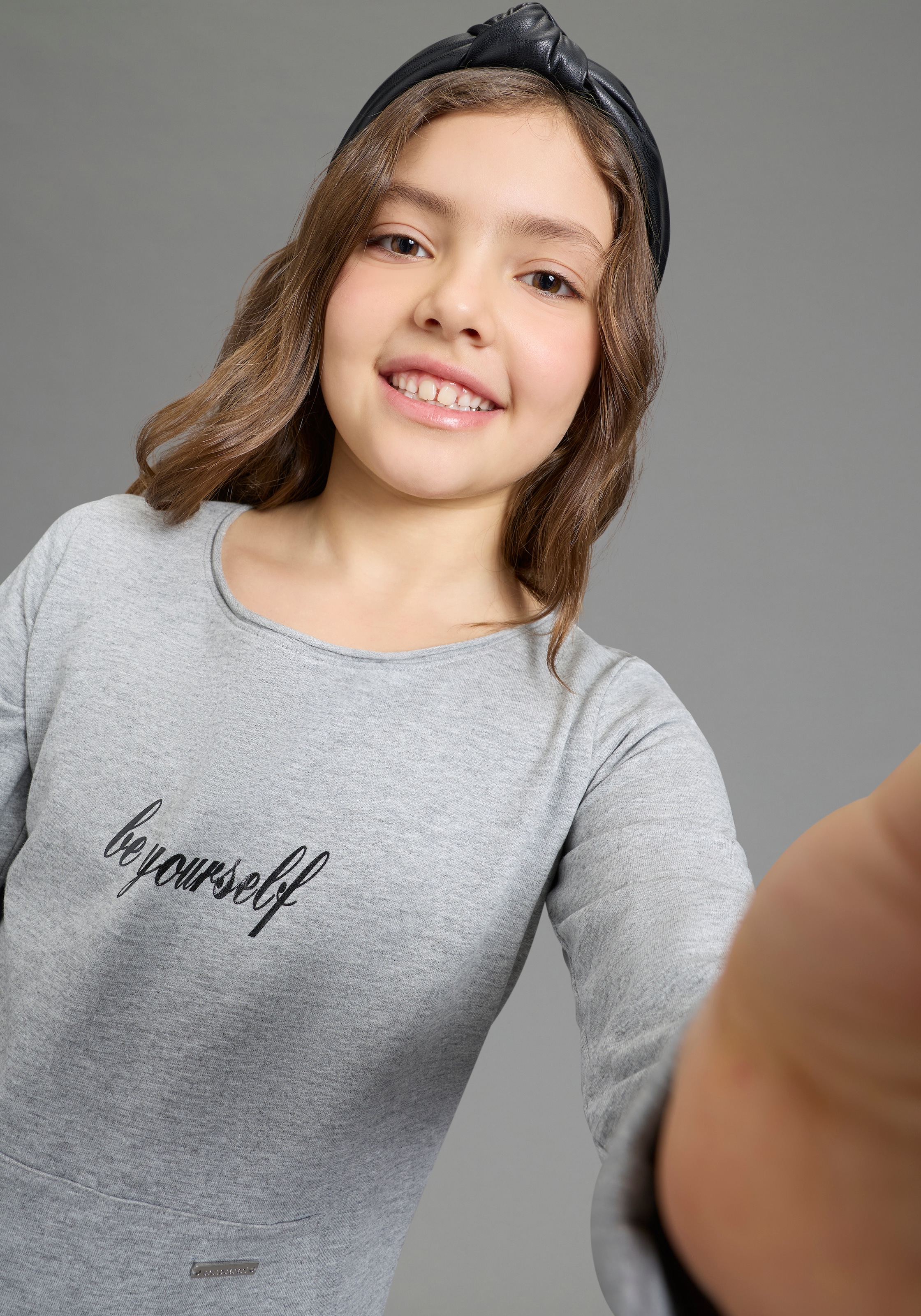 Bruno Banani Sweatshirt »mit lässigem Ausschnitt & Folienprint für Mädchen: BE YOURSELF«, für Mädchen, mit Glitzerdruck und Applikation, mit U-Boot-Ausschnitt
