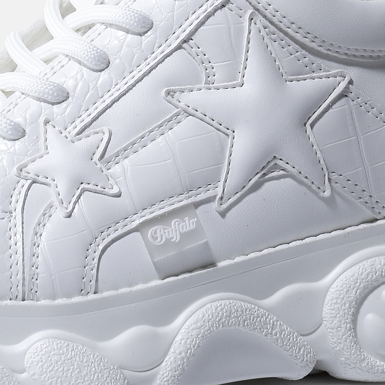 Buffalo Plateausneaker »CLD CORIN STARS«  Schnürschuh, Chunky-Sneaker mit Sternen-Applikation