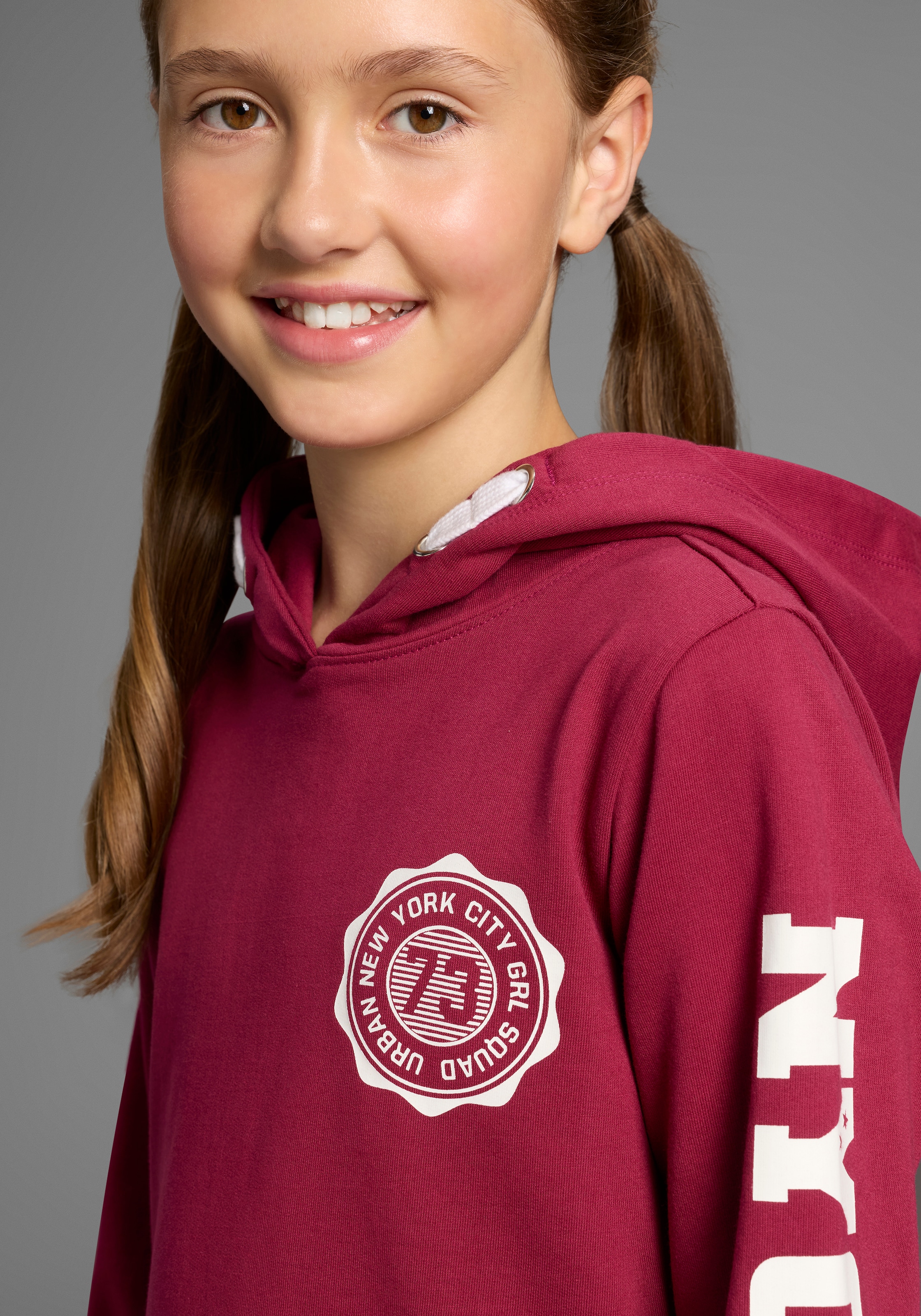 KIDSWORLD Kapuzensweatshirt »Shirt mit Ärmelprint«, Langarm, mit stylischem Print, mit Kapuze, aus Baumwolle