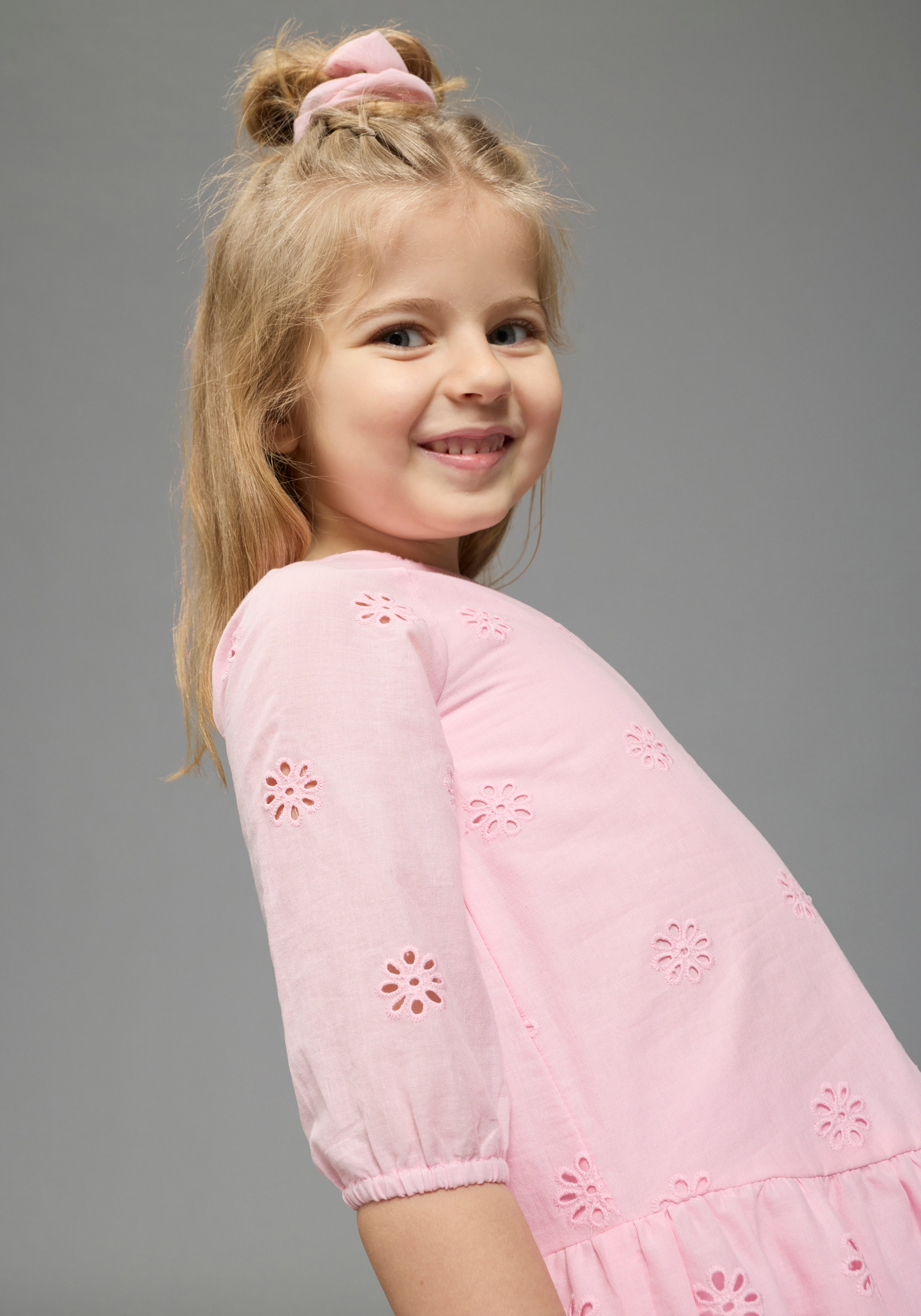 KIDSWORLD Spitzenkleid »Kleid mit Lochstickerei für Mädchen« aus Popeline und Web-Material, mit ausgestellter Passform