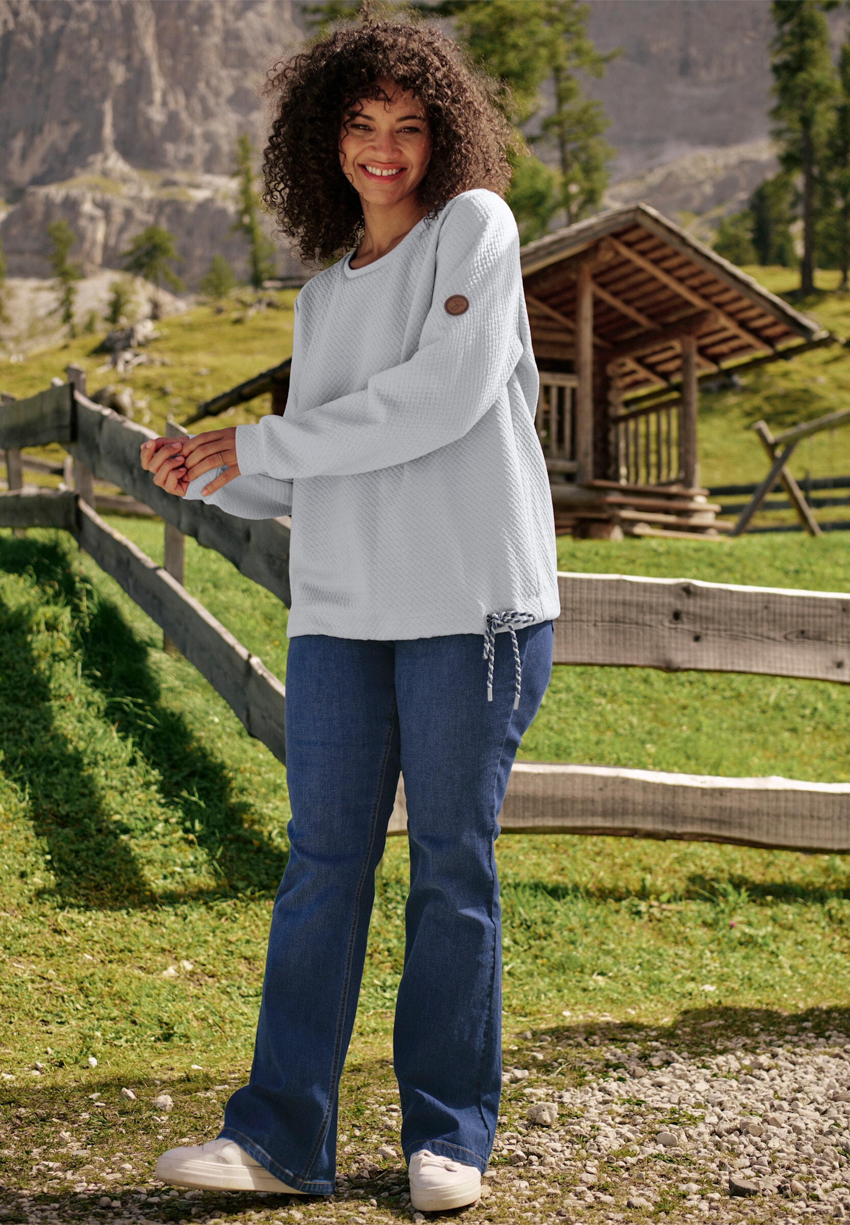 Sheego Sweatshirt »Sweatshirt Sweatshirt mit Ösen und gedrehtem Garn«
