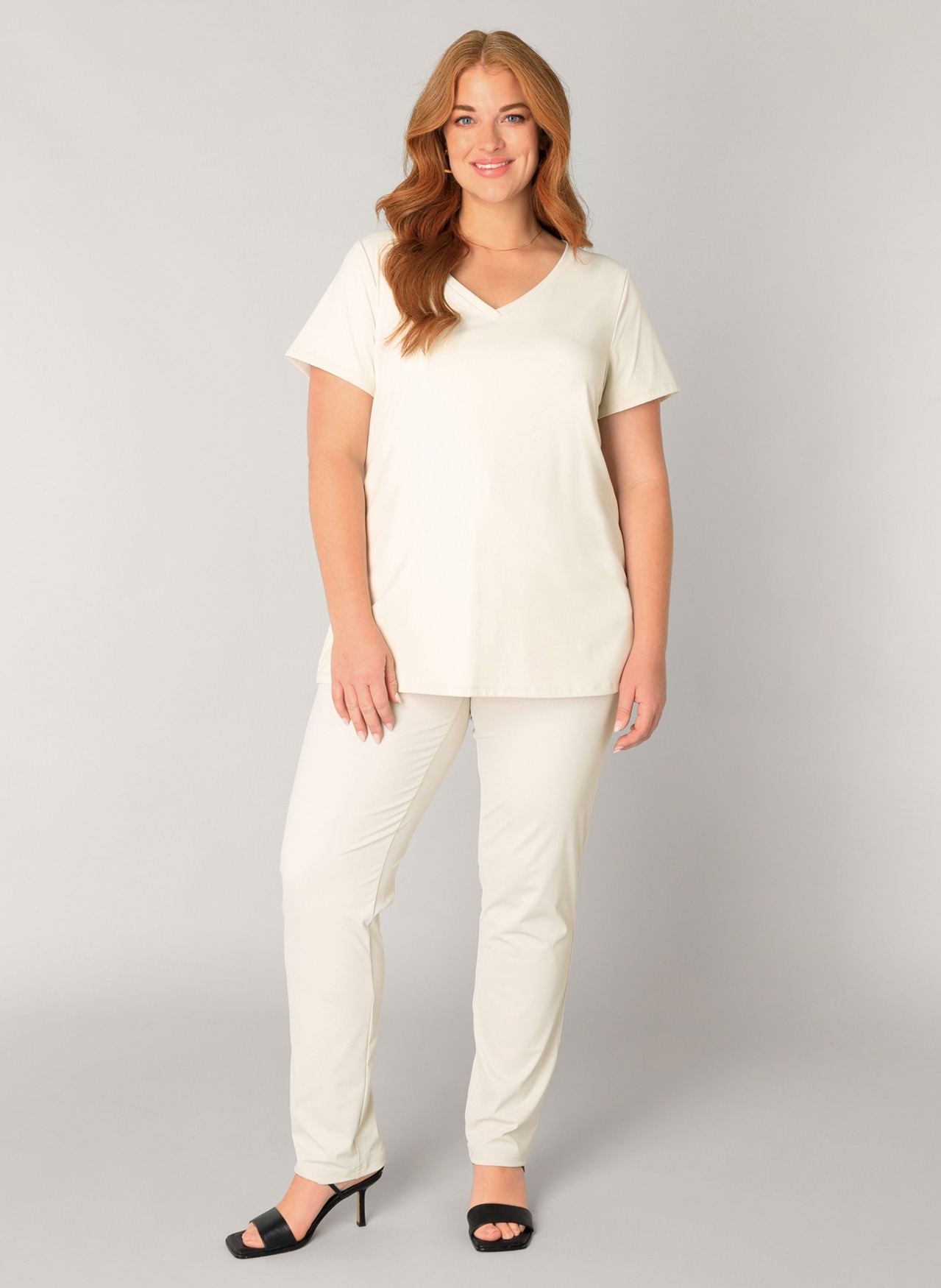 Base Level Curvy V-Shirt »Lilly« mit Stretch