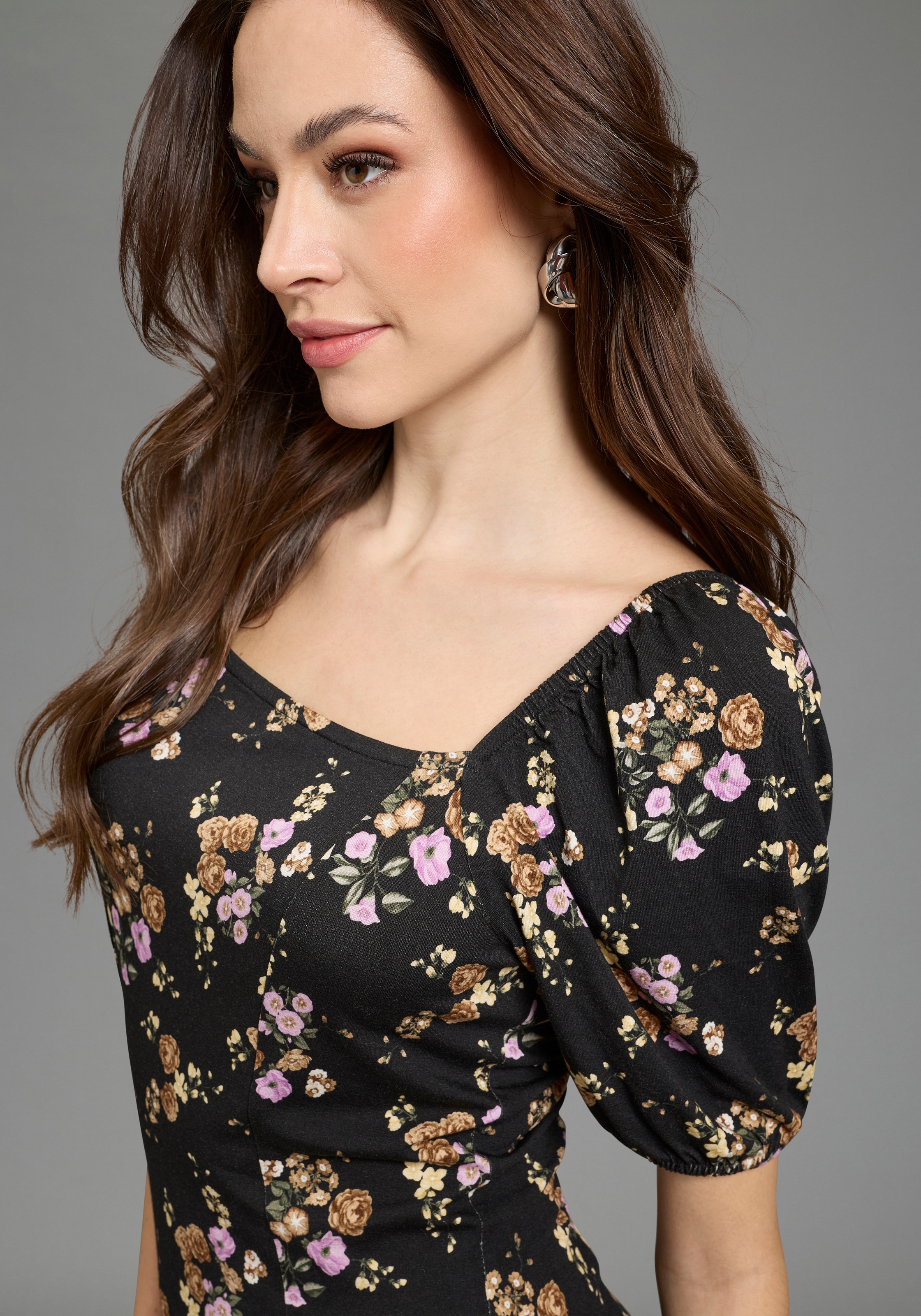 Bruno Banani Sommerkleid mit geblümter Optik, aus Jersey, elastische Viskosemischung