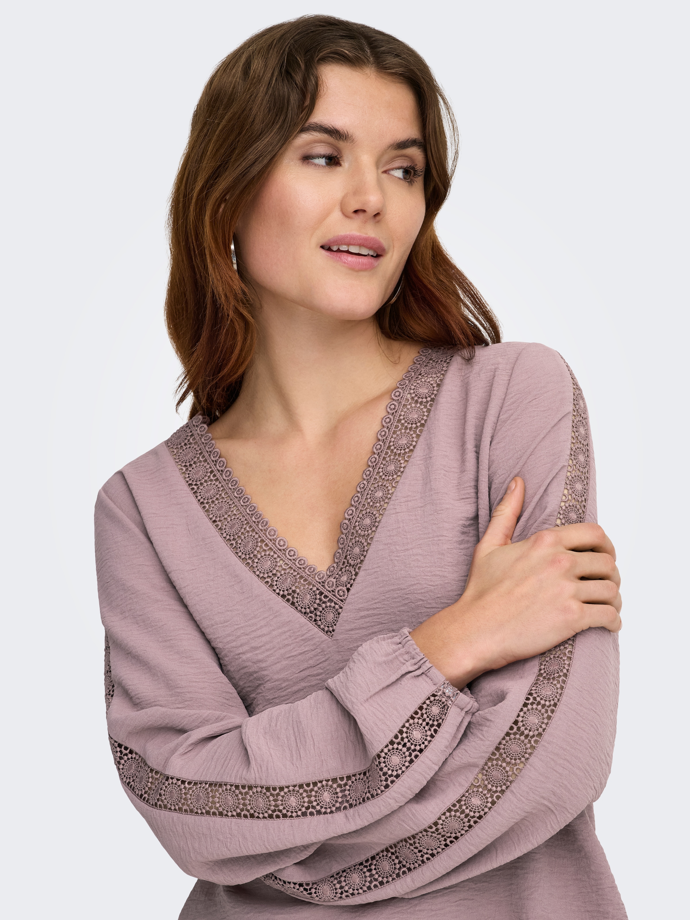 ONLY Langarmbluse »ONLGREGOR METTE LS LACE TOP WVN« Kunstfaser, regular fit, V-Ausschnitt, Regular Waist