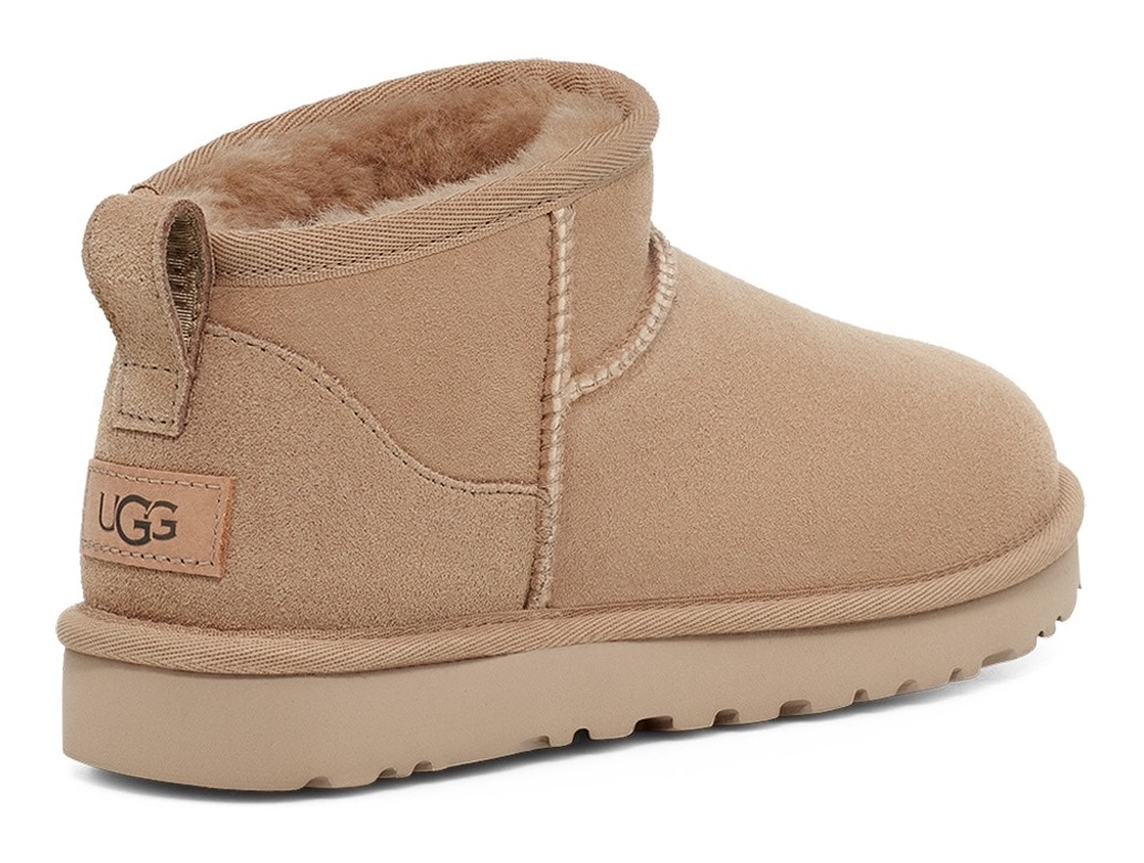 UGG Schlupfboots »Classic Ultra Mini«, Bequemschuh, Freizeitschuh mit Logopatch