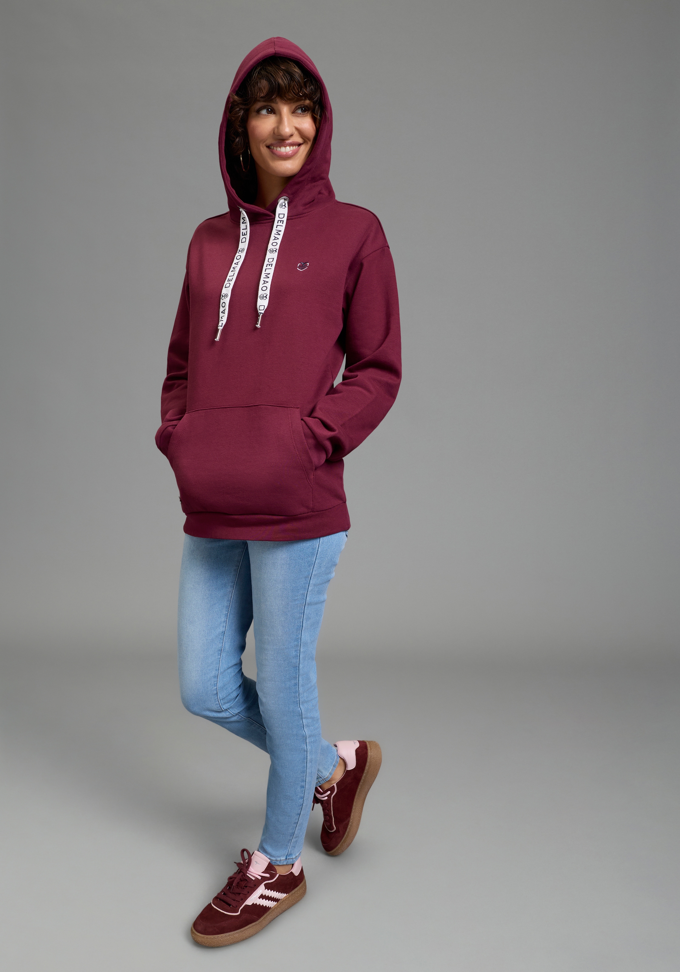 DELMAO Kapuzensweatshirt , Weiche Baumwollmischung mit Kängurutasche und bedruckter Kordel
