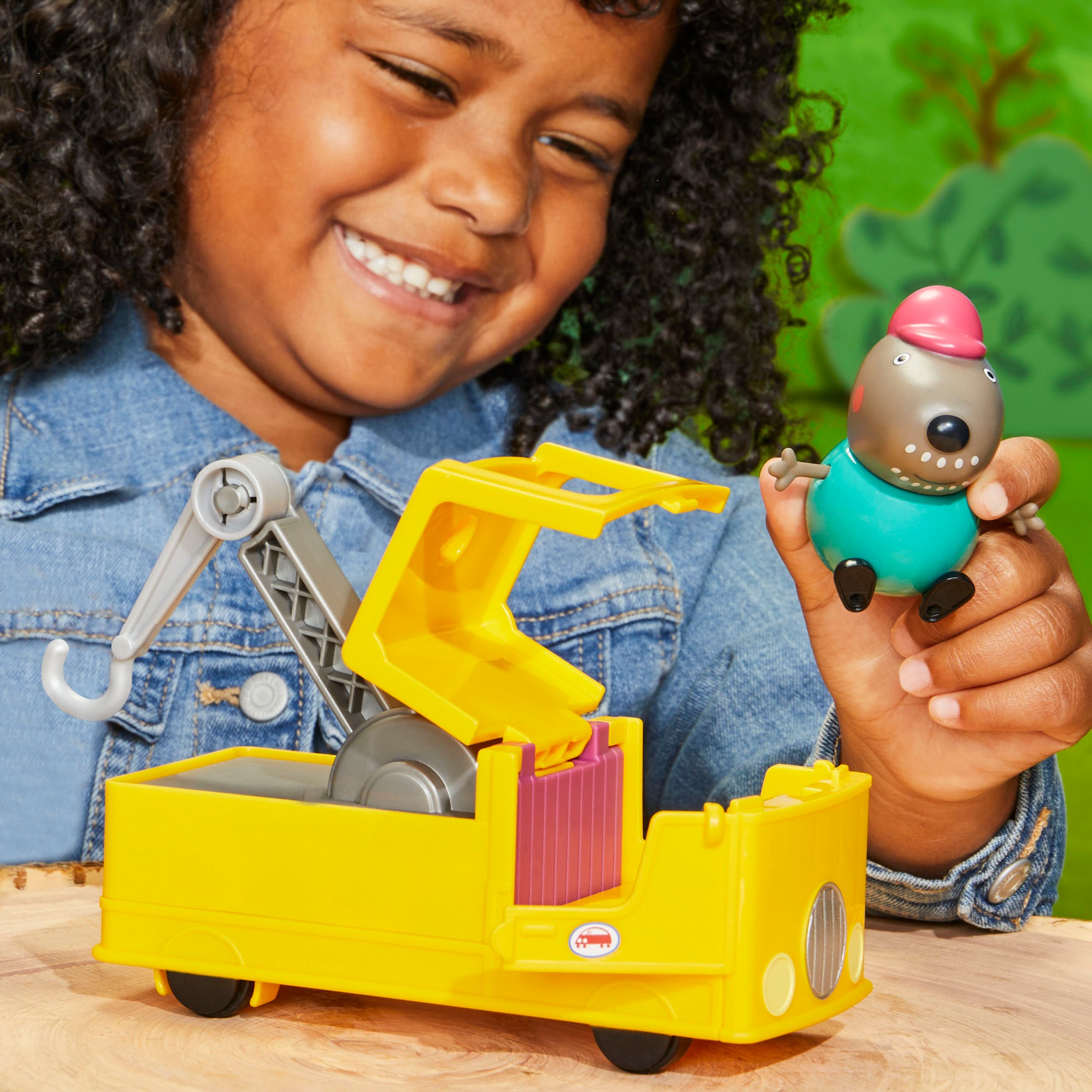 Hasbro Spielzeug-LKW »Peppa Pig, Opa Kläffs Abschleppwagen«, inklusive Figur