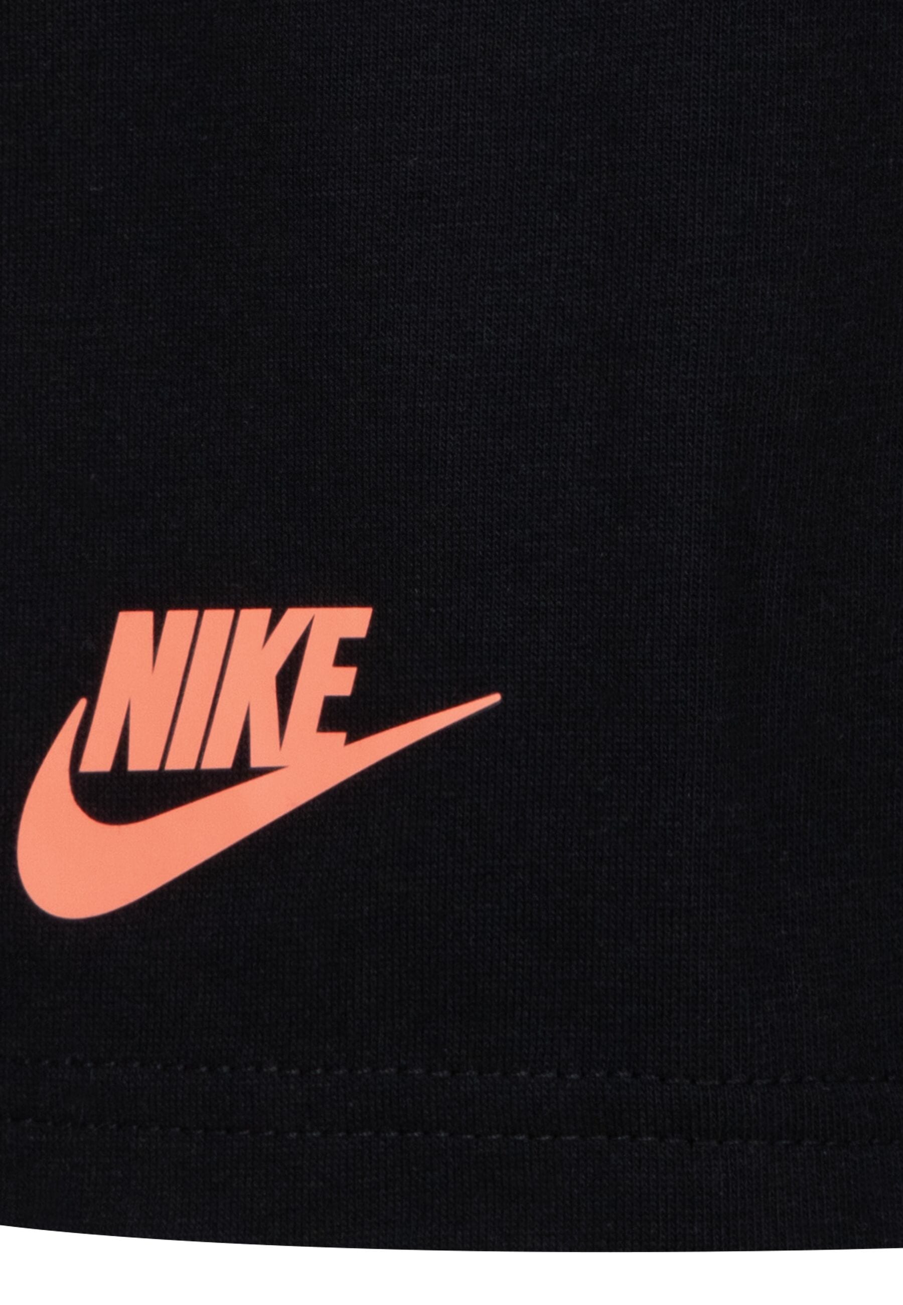 Nike Sportswear T-Shirt & Shorts