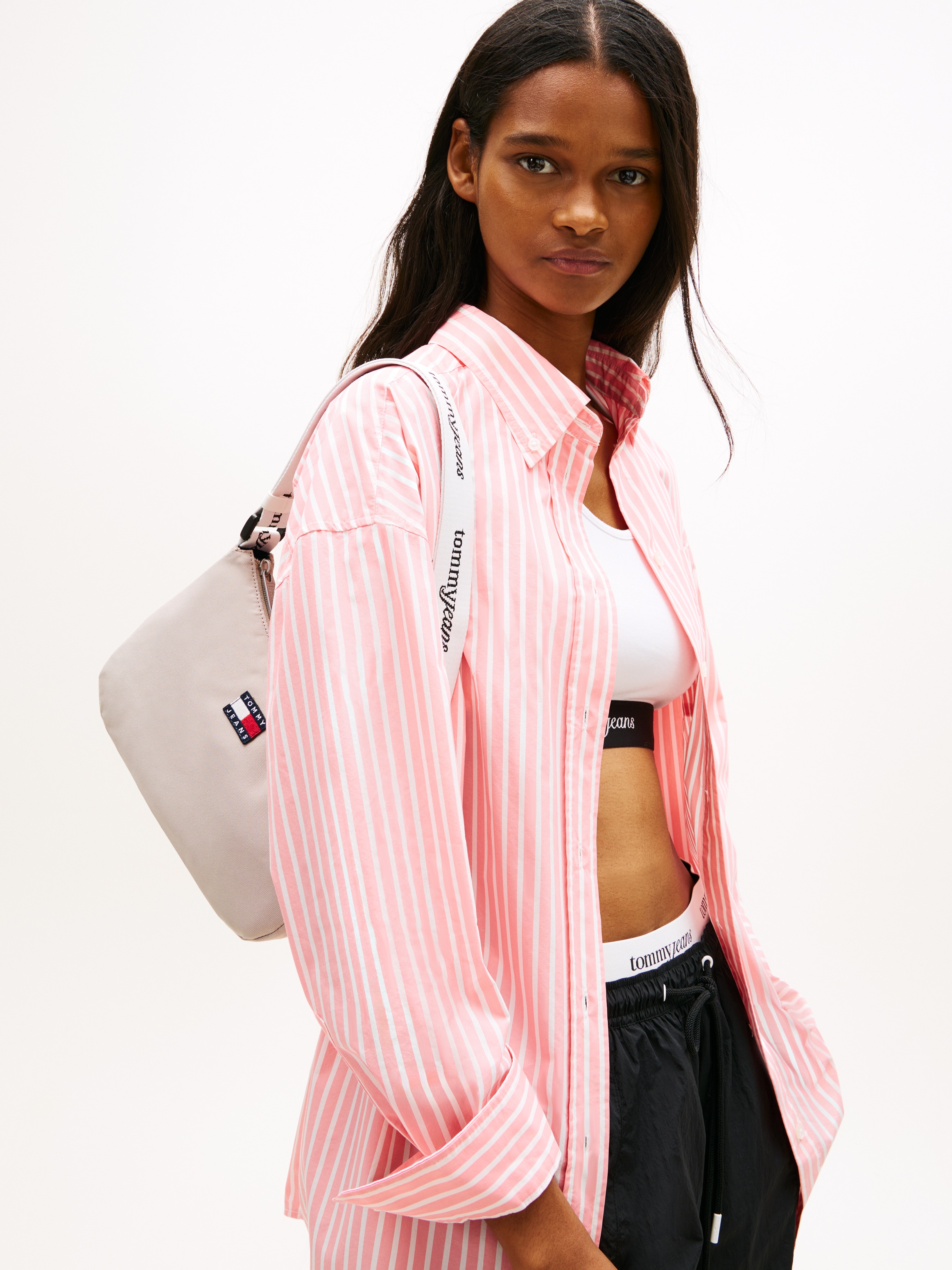 Tommy Jeans Schultertasche »TJW ESS DAILY SHOULDER BAG« Damen Umhängetasche, Handtasche, Tragetasche mit Logo-Aufnäher