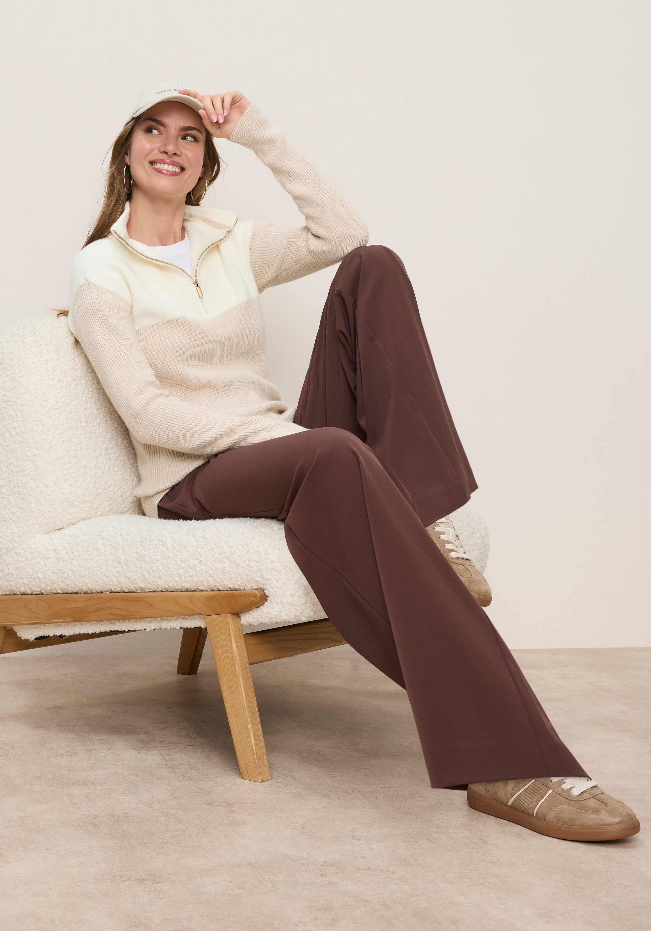 Tamaris Strickpullover »mit Troyerkragen in figurumspielender Passform« aus weicher Viskosemischung