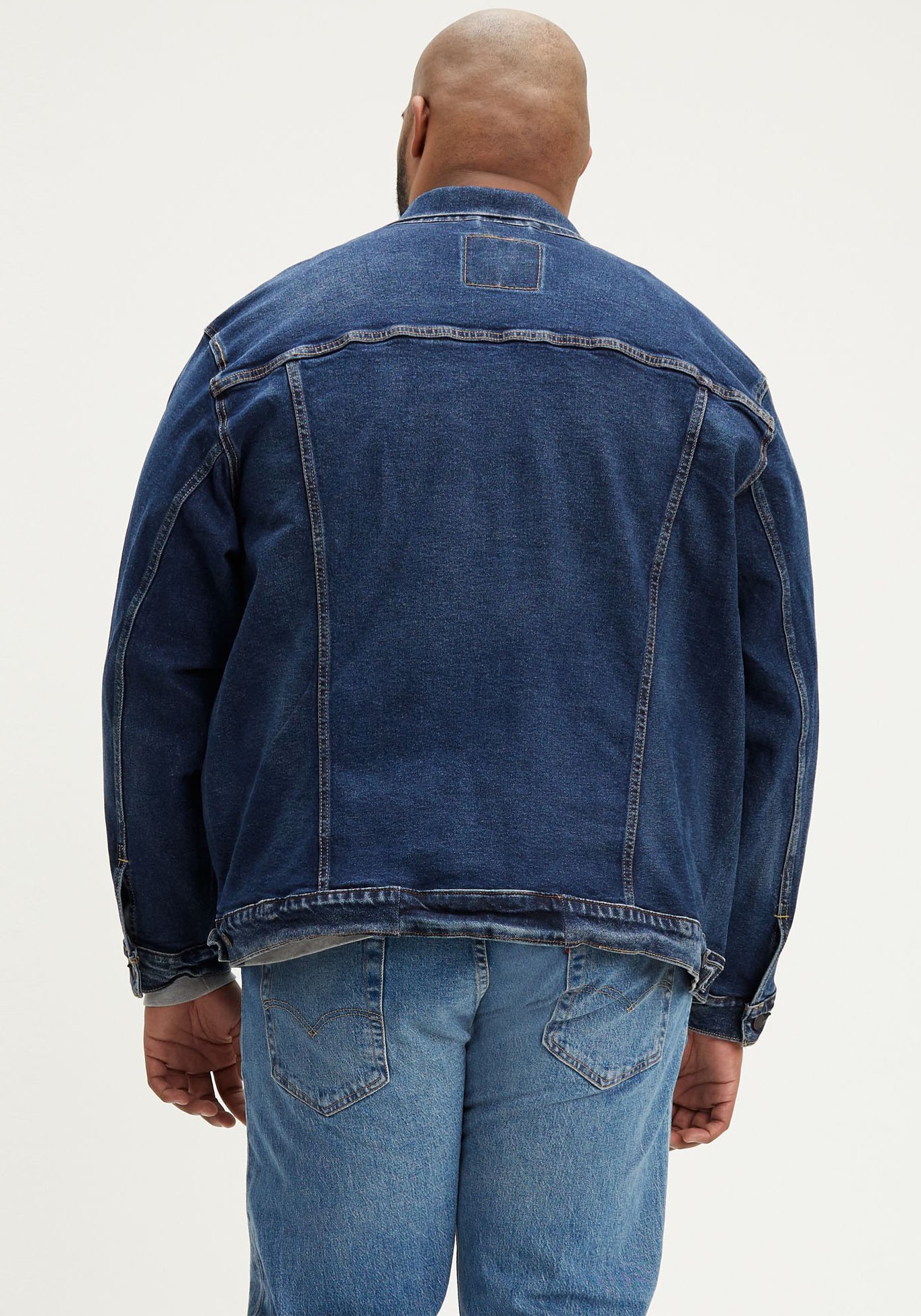Levi's® Plus Jeansjacke »BIG TRUCKER« ohne Kapuze mit Knopfleiste und Brusttaschen