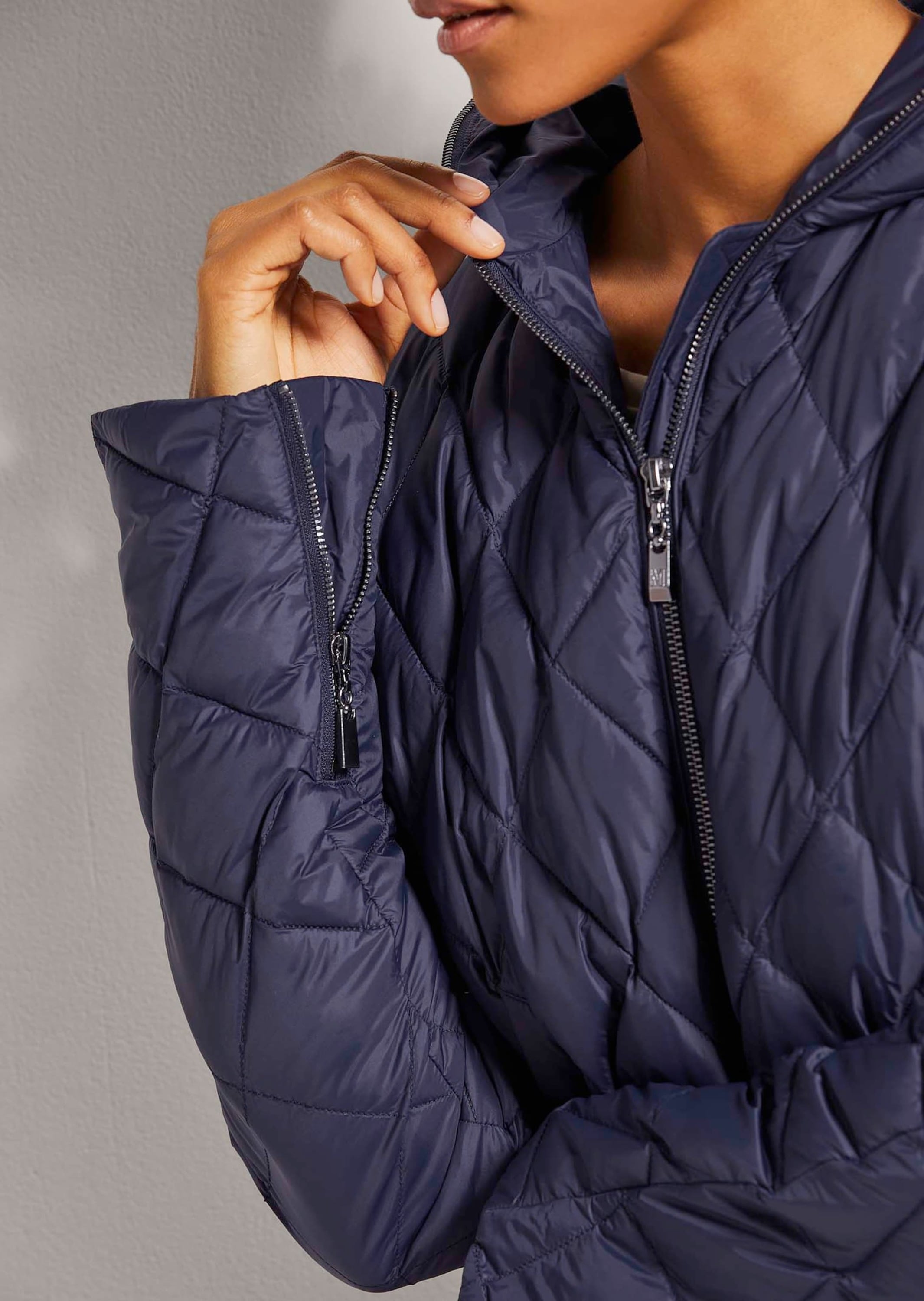 MADELEINE Kurzjacke »Steppjacke Steppjacke mit Kapuze«