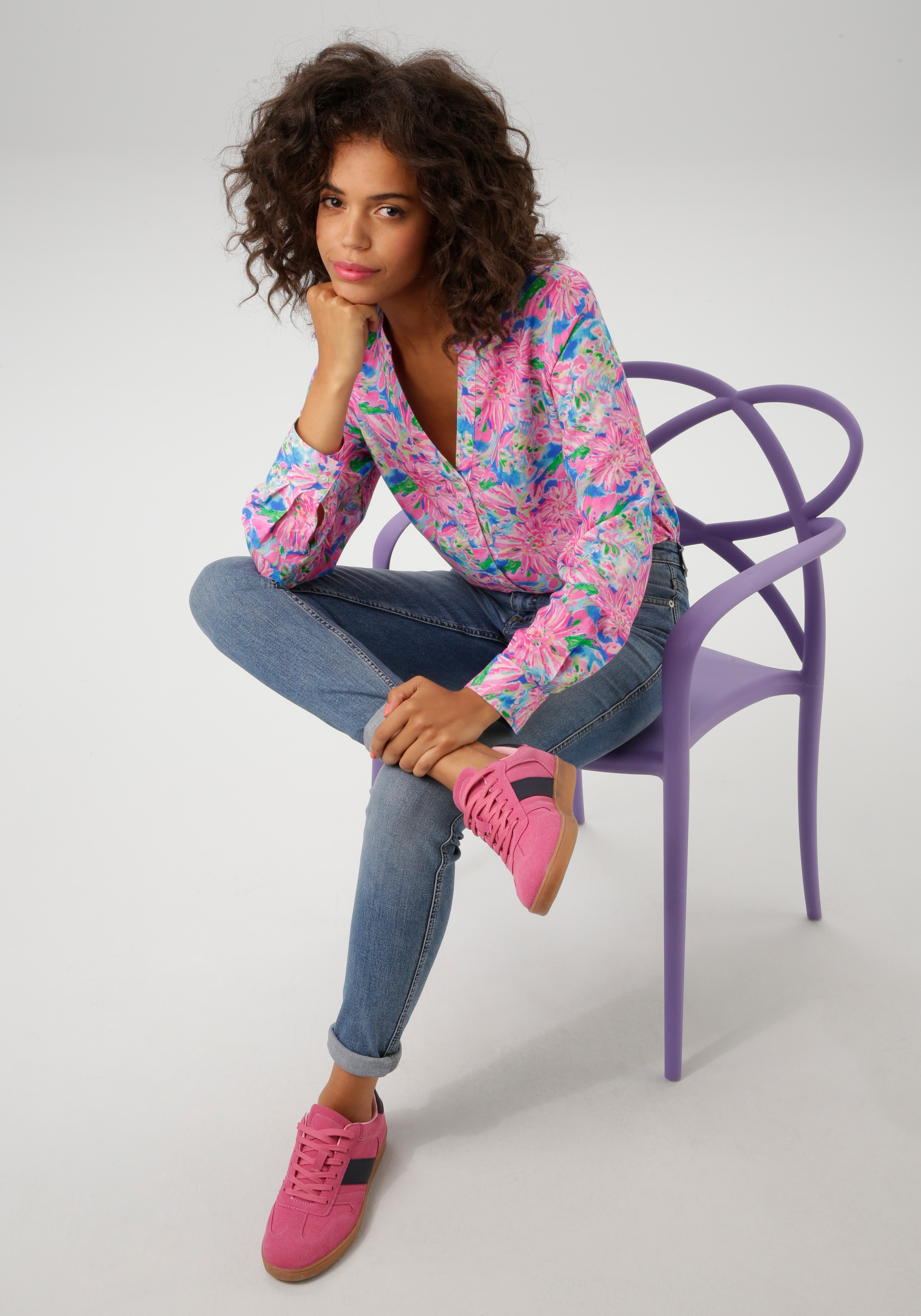 Aniston CASUAL Schlupfbluse, mit farbenfrohem, malerischen Blumendruck