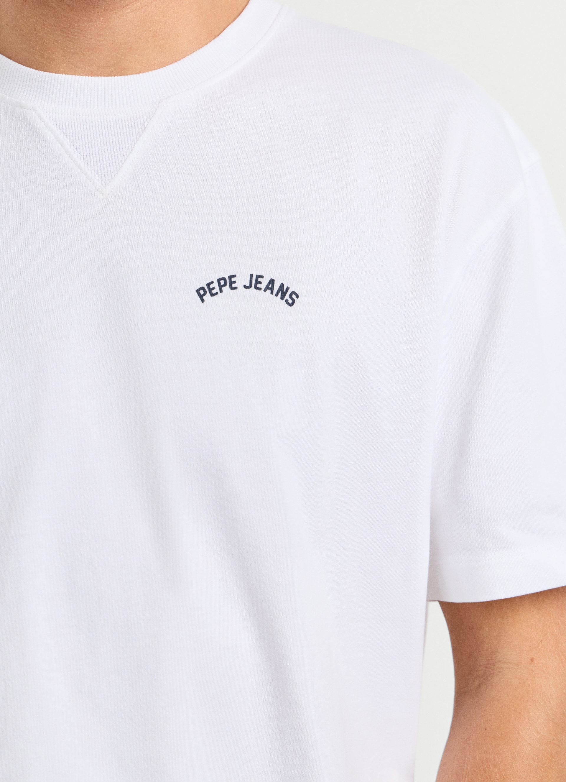 Pepe Jeans T-Shirt »JOHN TEE« mit V-Naht am Rundhals