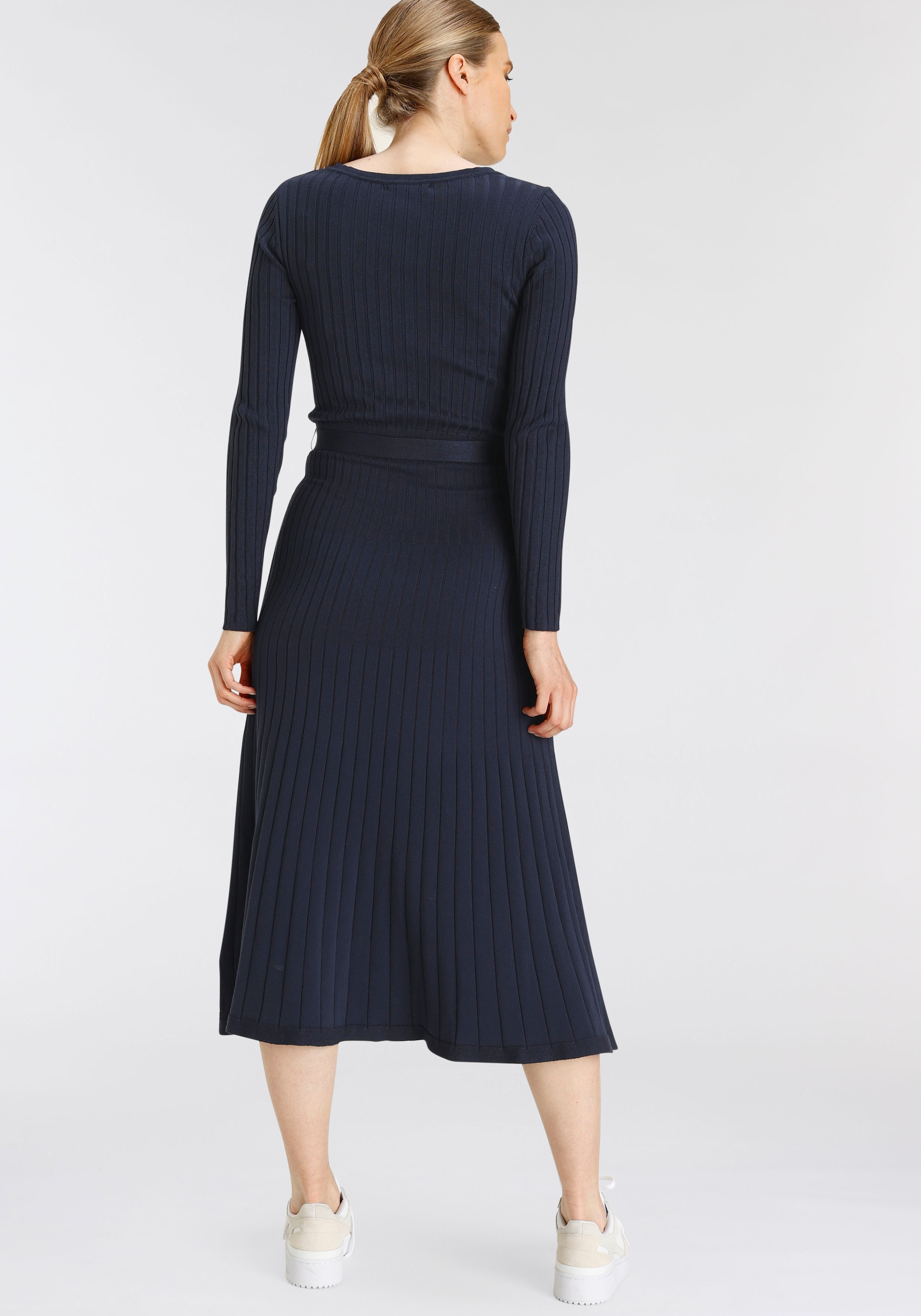 DELMAO Strickkleid, mit passendem Gürtel