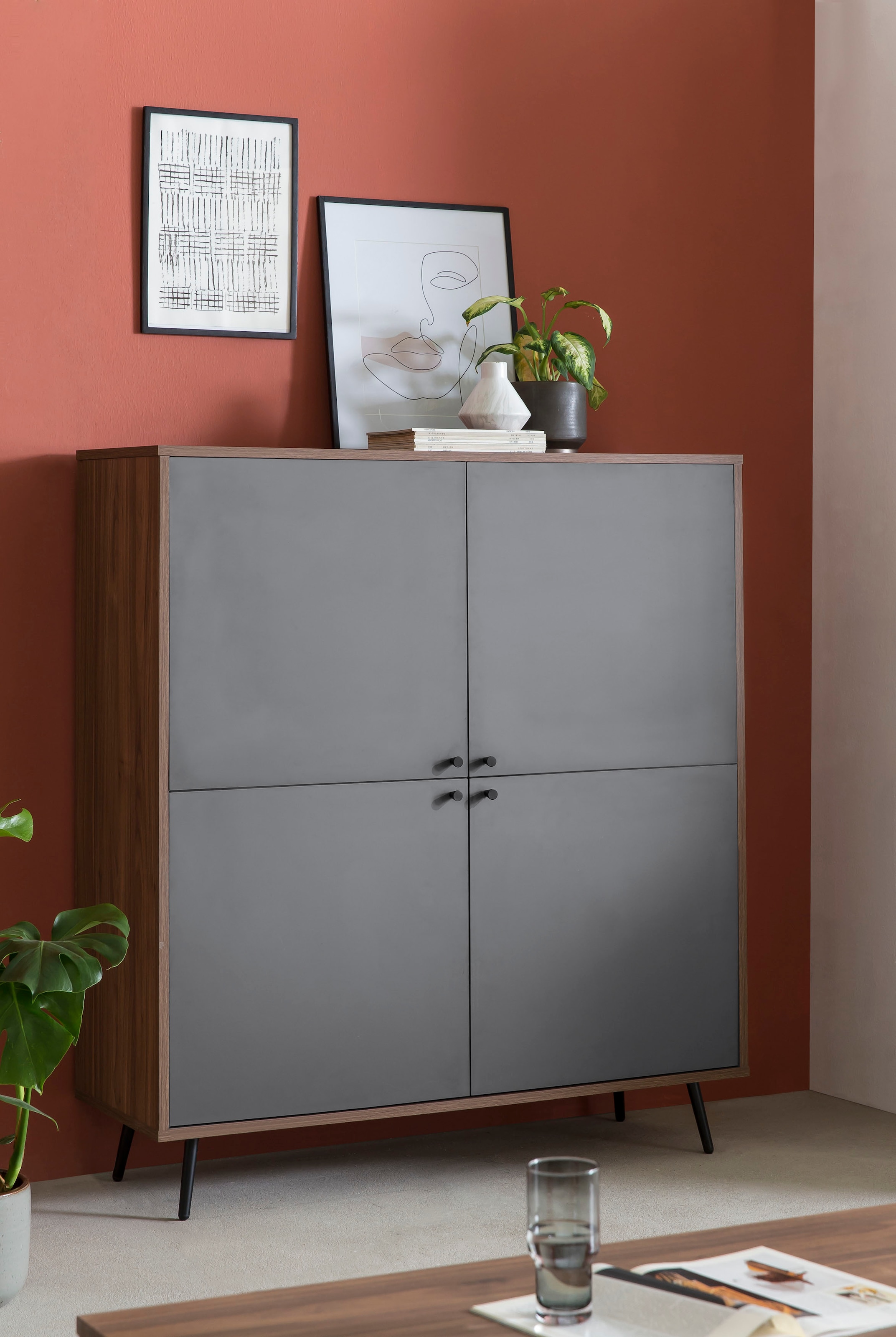 Highboard, Stauraumschrank in moderner Farbkombination von Walnuss und Grau