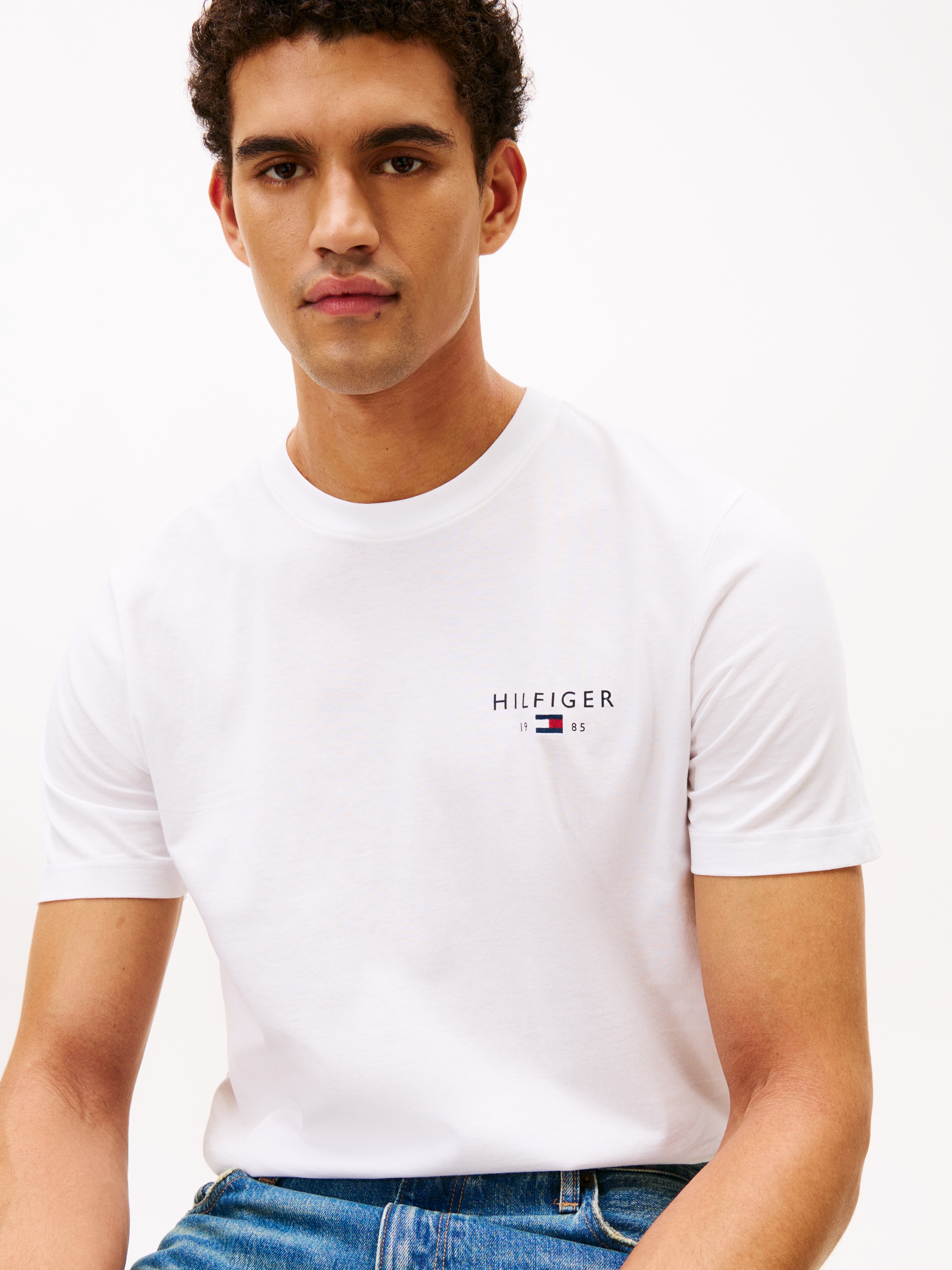 Tommy Hilfiger T-Shirt »BRAND LOVE SMALL HILFIGER« normale Passform, Rundhals, aus Jersey
