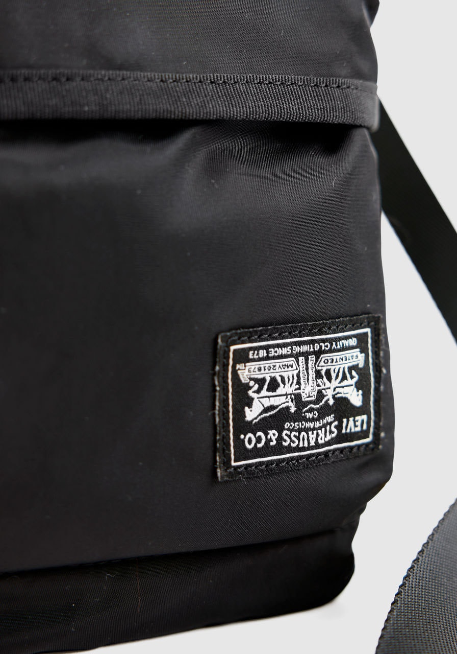 Levi's® Umhängetasche »MISSION BAY CROSSBODY POUCH« praktische Größe