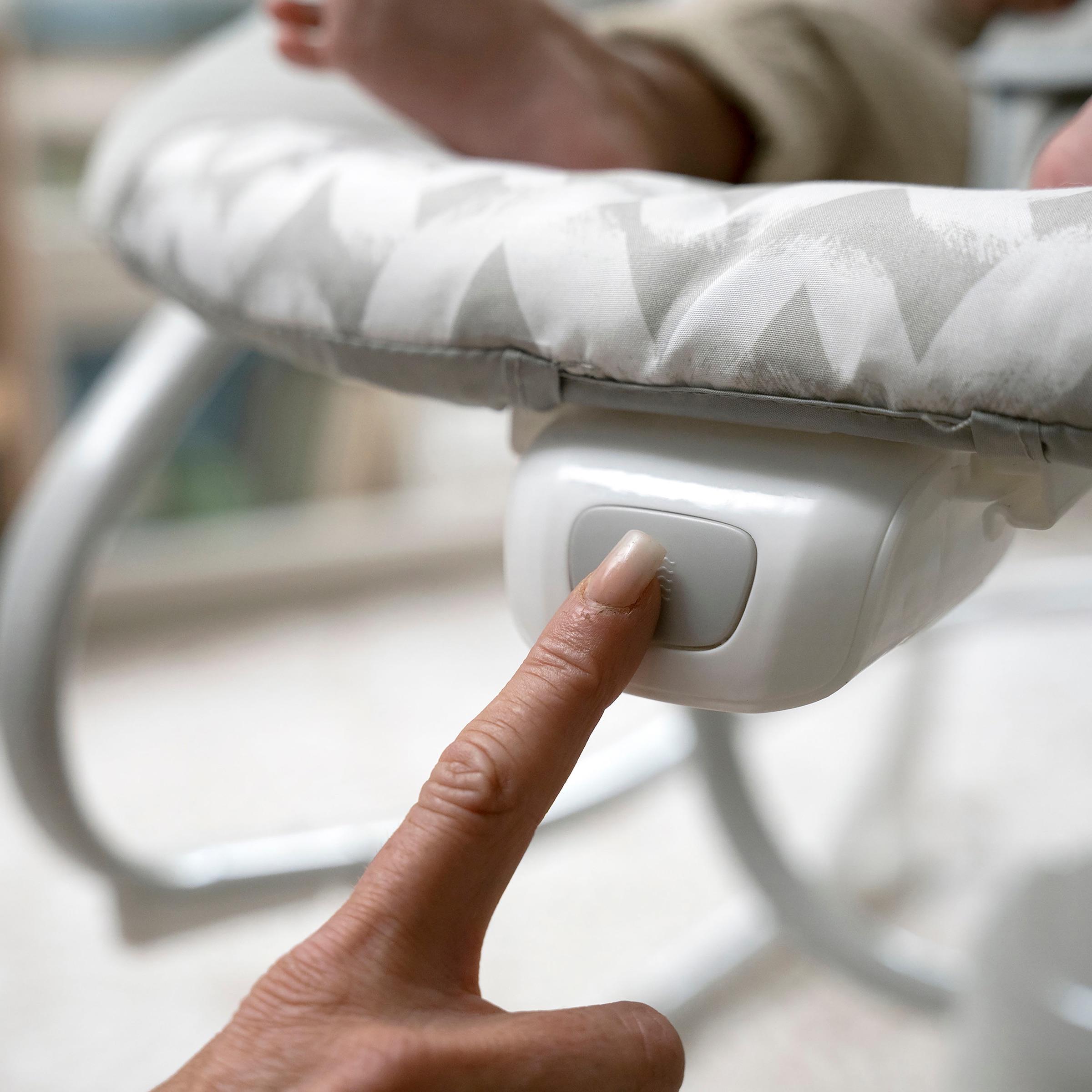 ingenuity Babywippe »SimpleComfort Compact Soothing Swing & Rocker - Raylan« mit Sound-Effekt