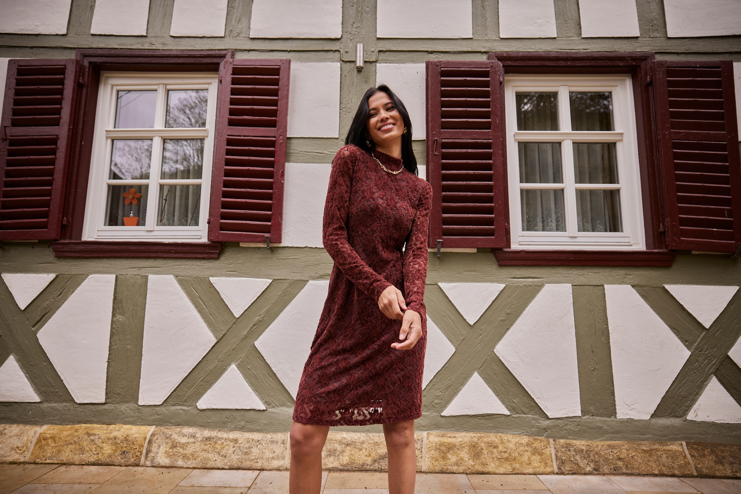 Aniston SELECTED Spitzenkleid mit transparenten Ärmeln - NEUE KOLLEKTION