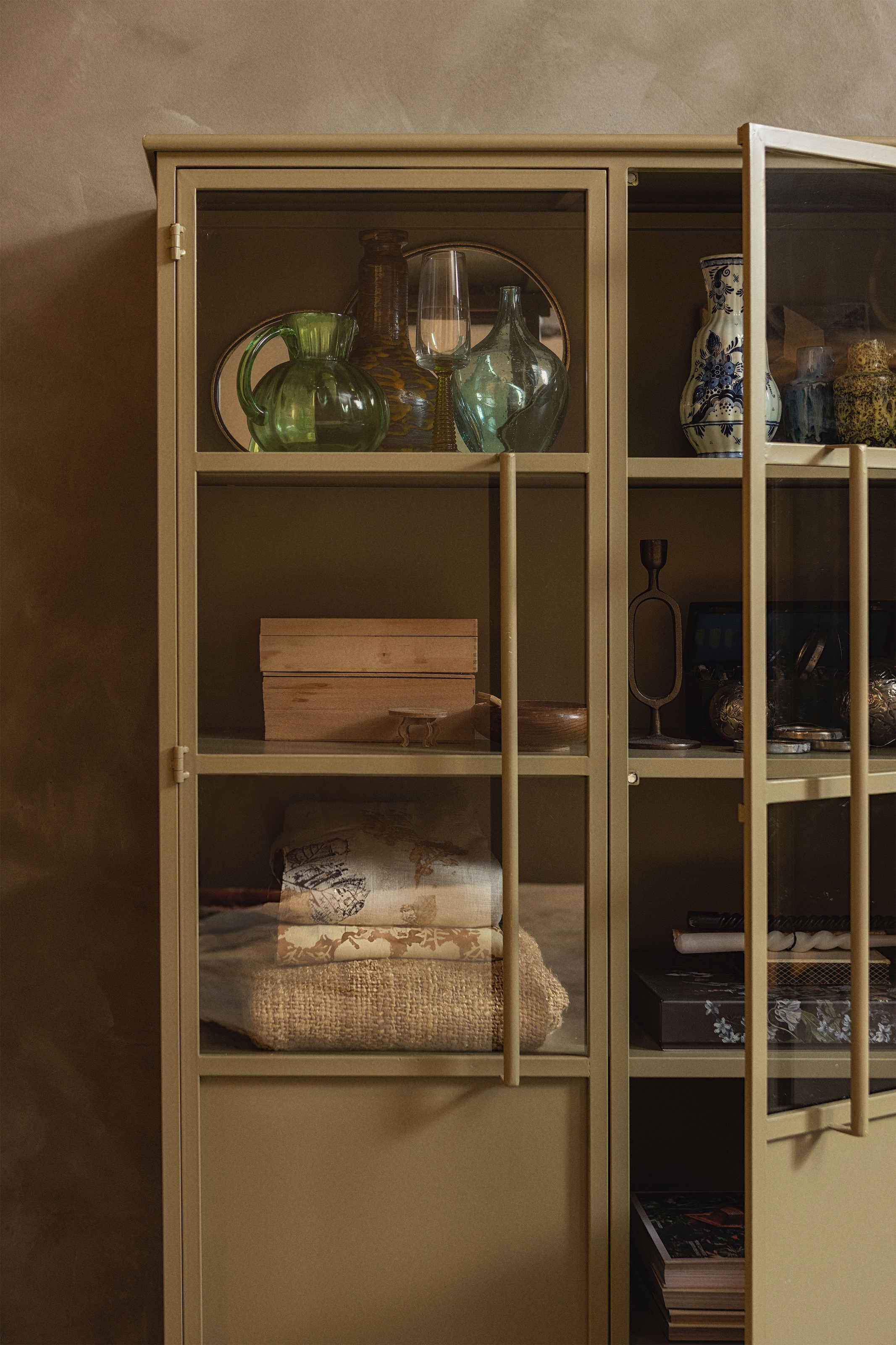 WOOOD Vitrine »EXHIBIT VITRINE SCHRANK METALL« Ausstellungsvitrine, mattes Schwarzmetall, 4 stabile Böden