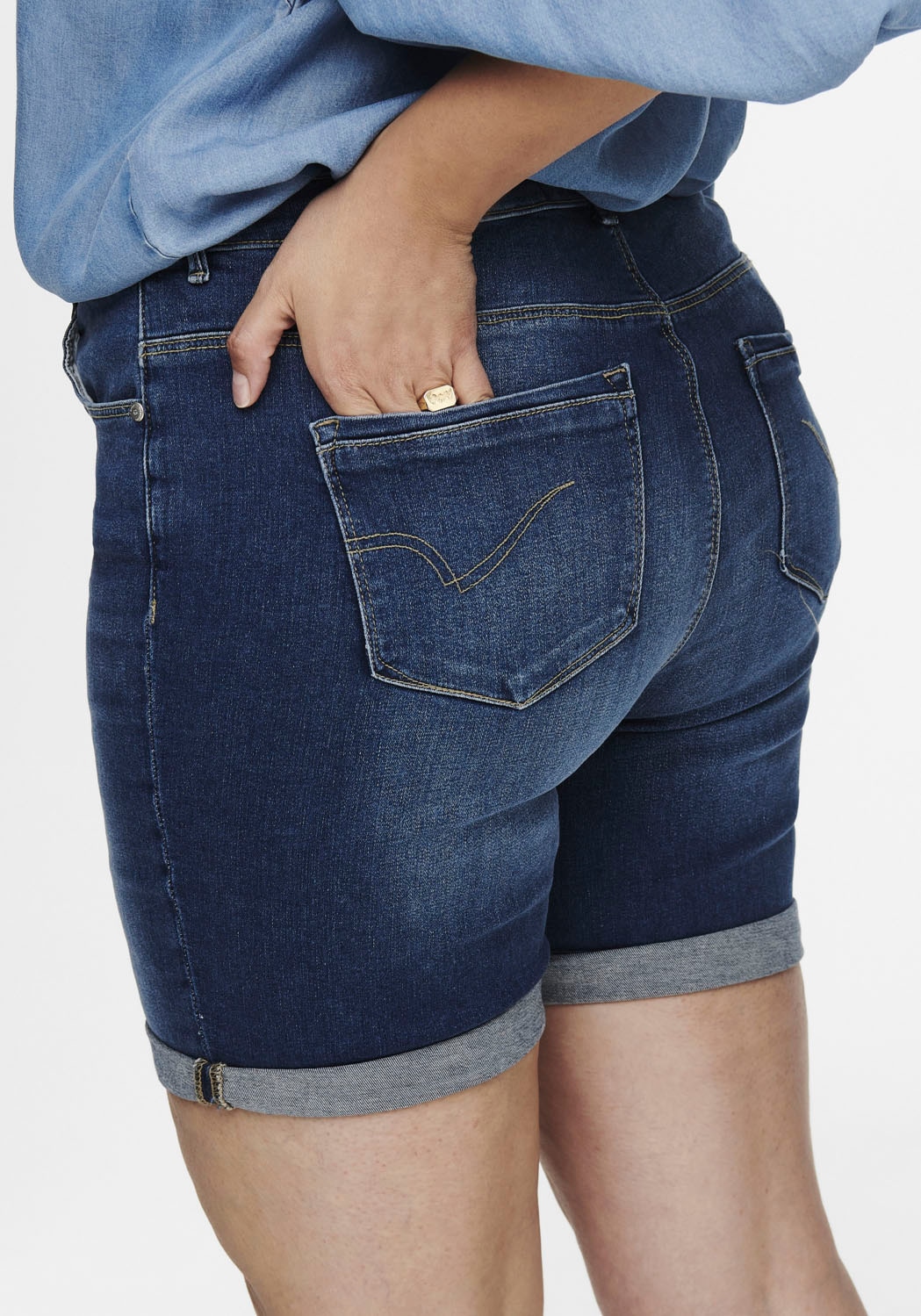 ONLY CARMAKOMA Jeansshorts, mit leichten Abriebeffekten