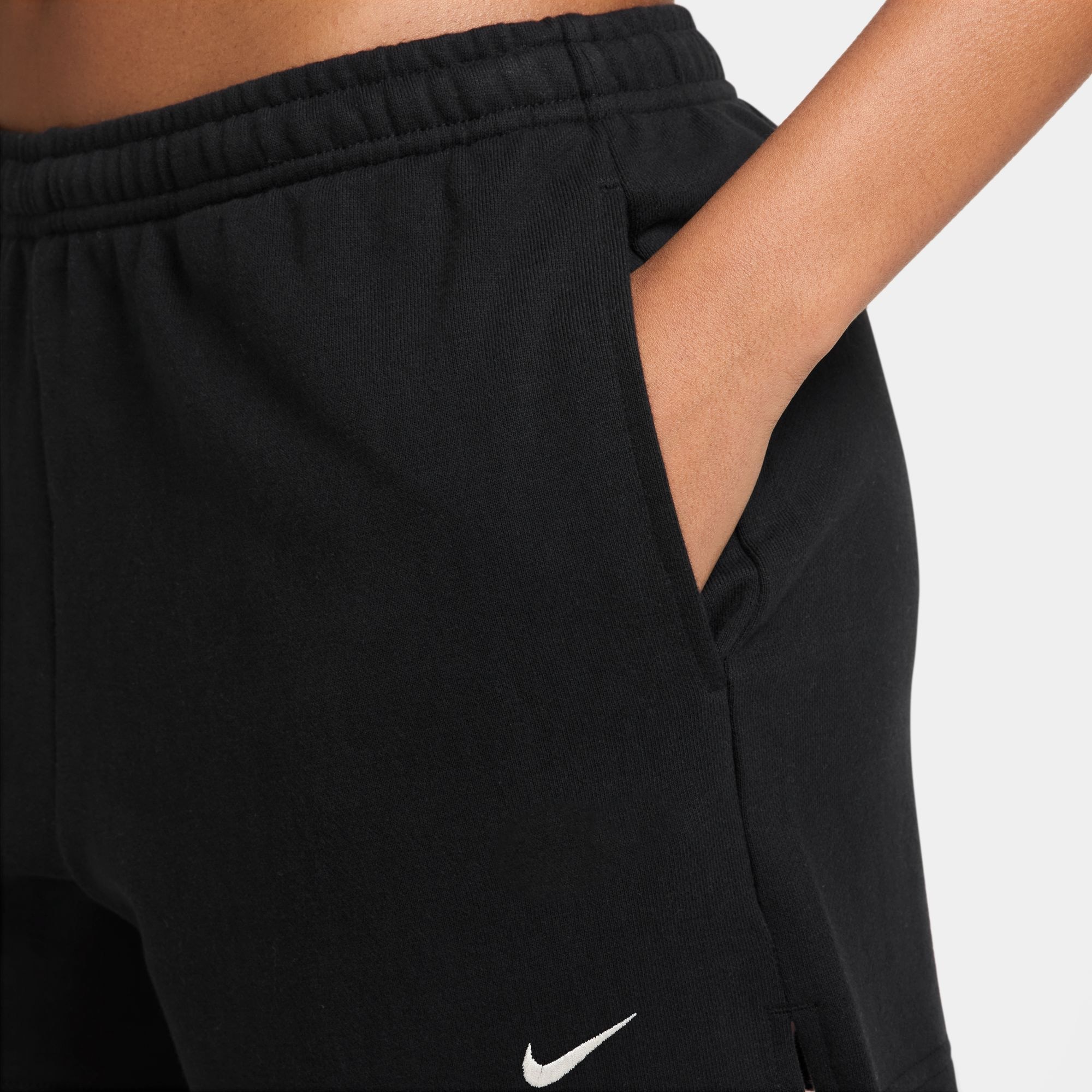 Nike Sportswear Shorts »W NK STDO FLC LW MR STD 4 SHRT«  mit sportlichem Stil, aus Baumwolle und Polyester, lässiger Schnitt