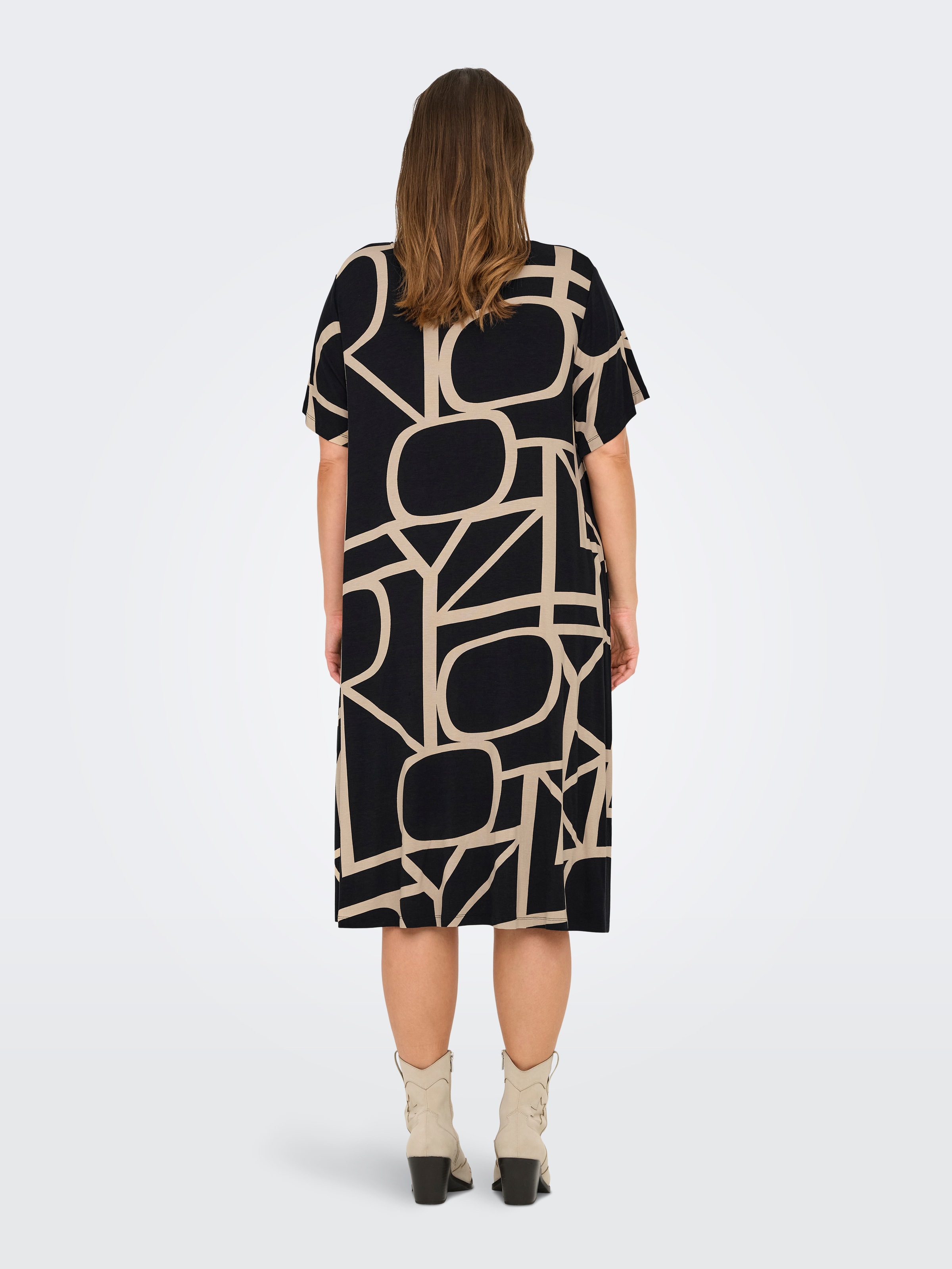ONLY CARMAKOMA Shirtkleid »CARFYRLA LIFE S/S V-NCK BLK AOP DRE NOOS«