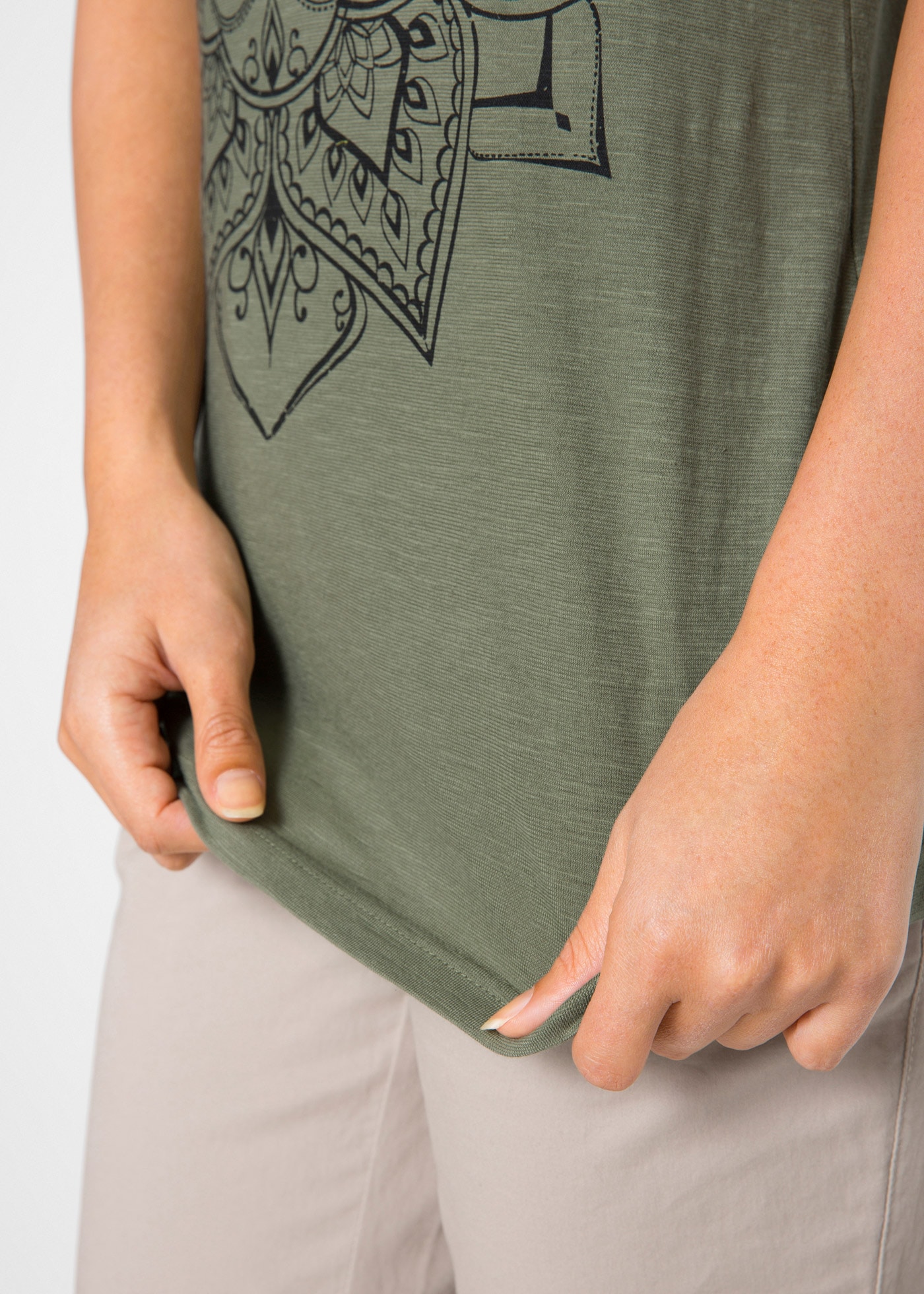 bonprix T-Shirt gerade Passform, Kurzarm, mit dekorativem Druck, aus Baumwolle