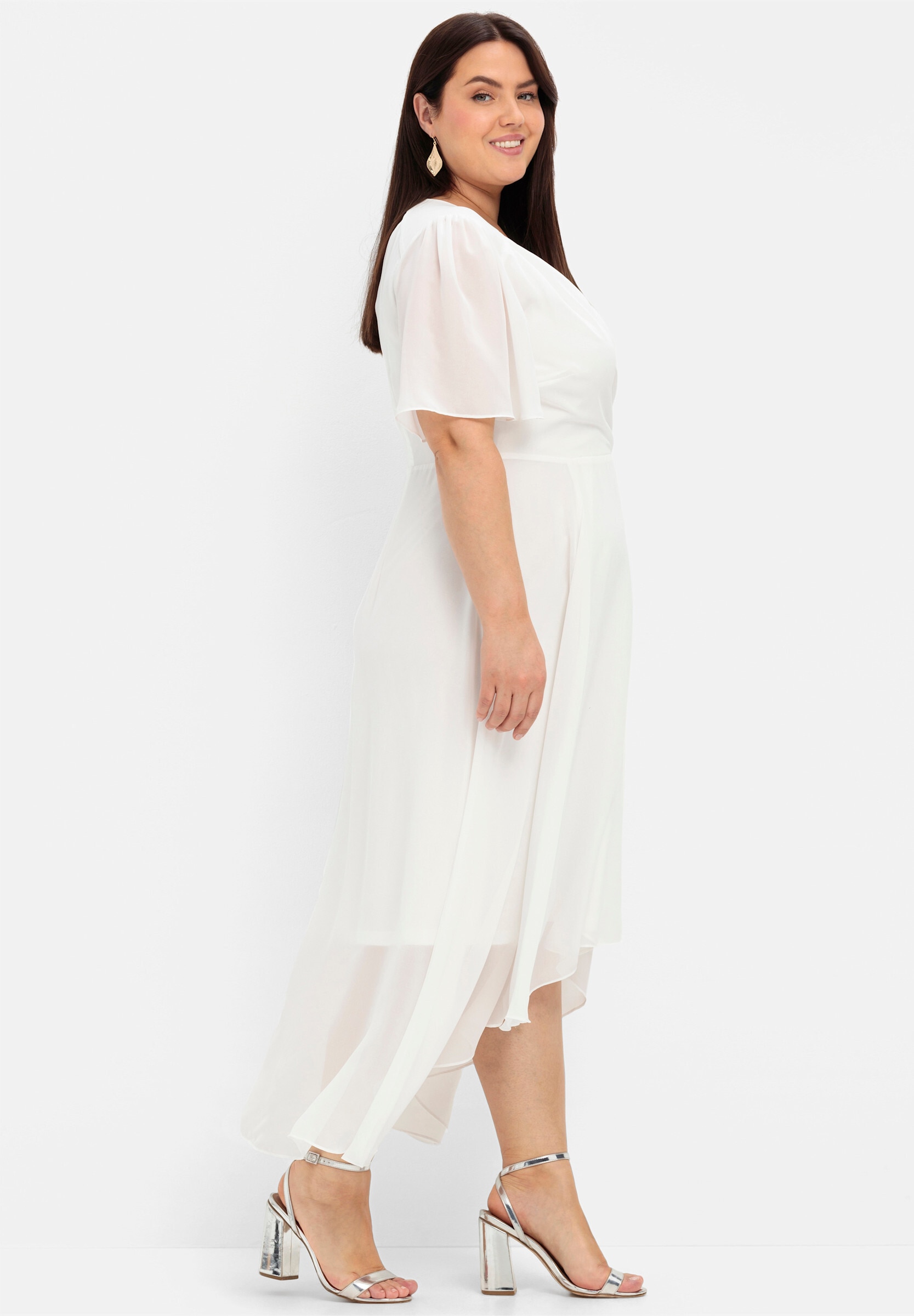Sheego Wickelkleid »Chiffonkleid Chiffonkleid mit asymmetrischem Saum« Ohne Taschen im Lagenlook, mit Unterkleid