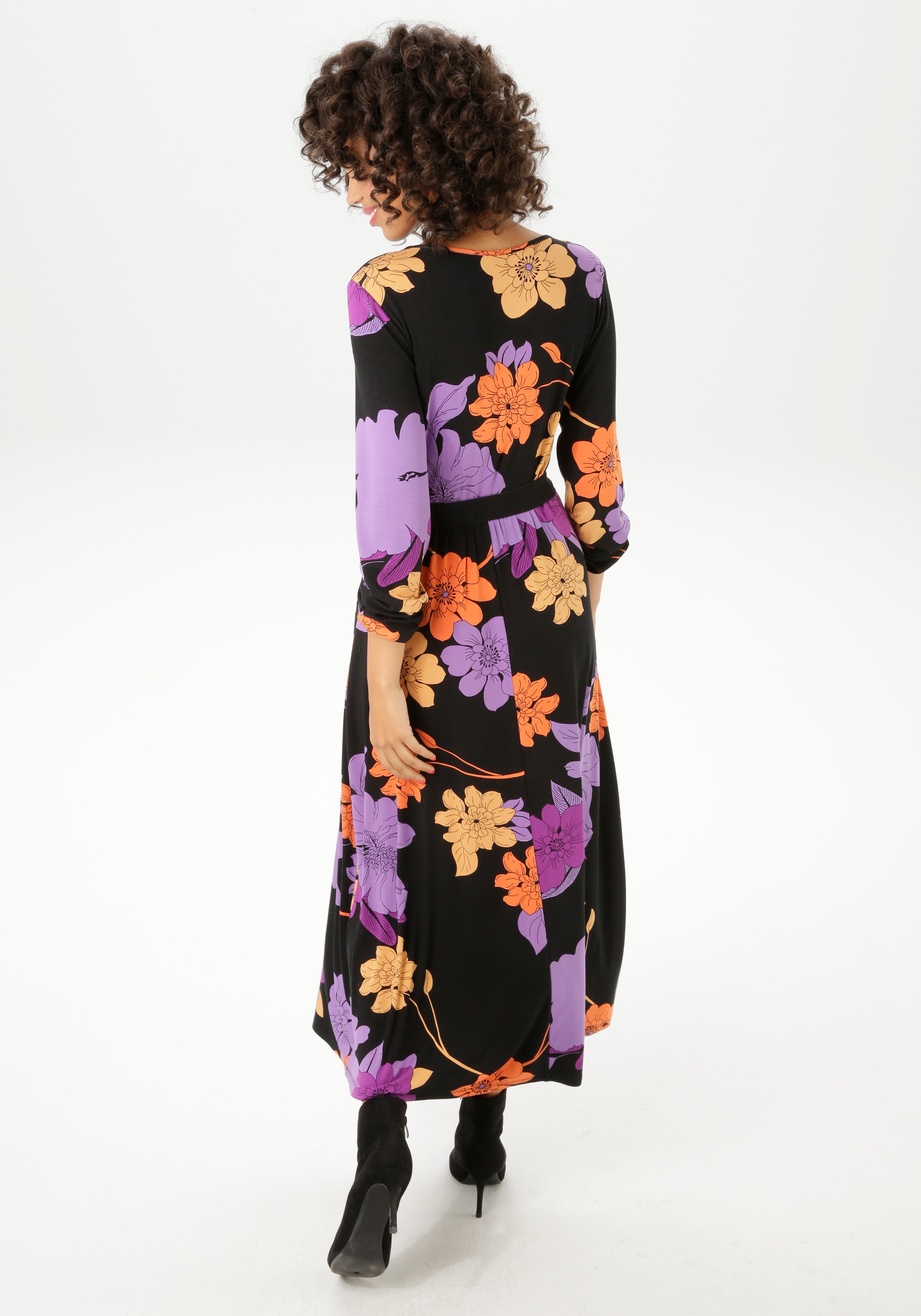 Aniston CASUAL Maxikleid, (mit abnehmbarem Bindeband), mit großflächigen, farbharmonischen Blumen bedruckt