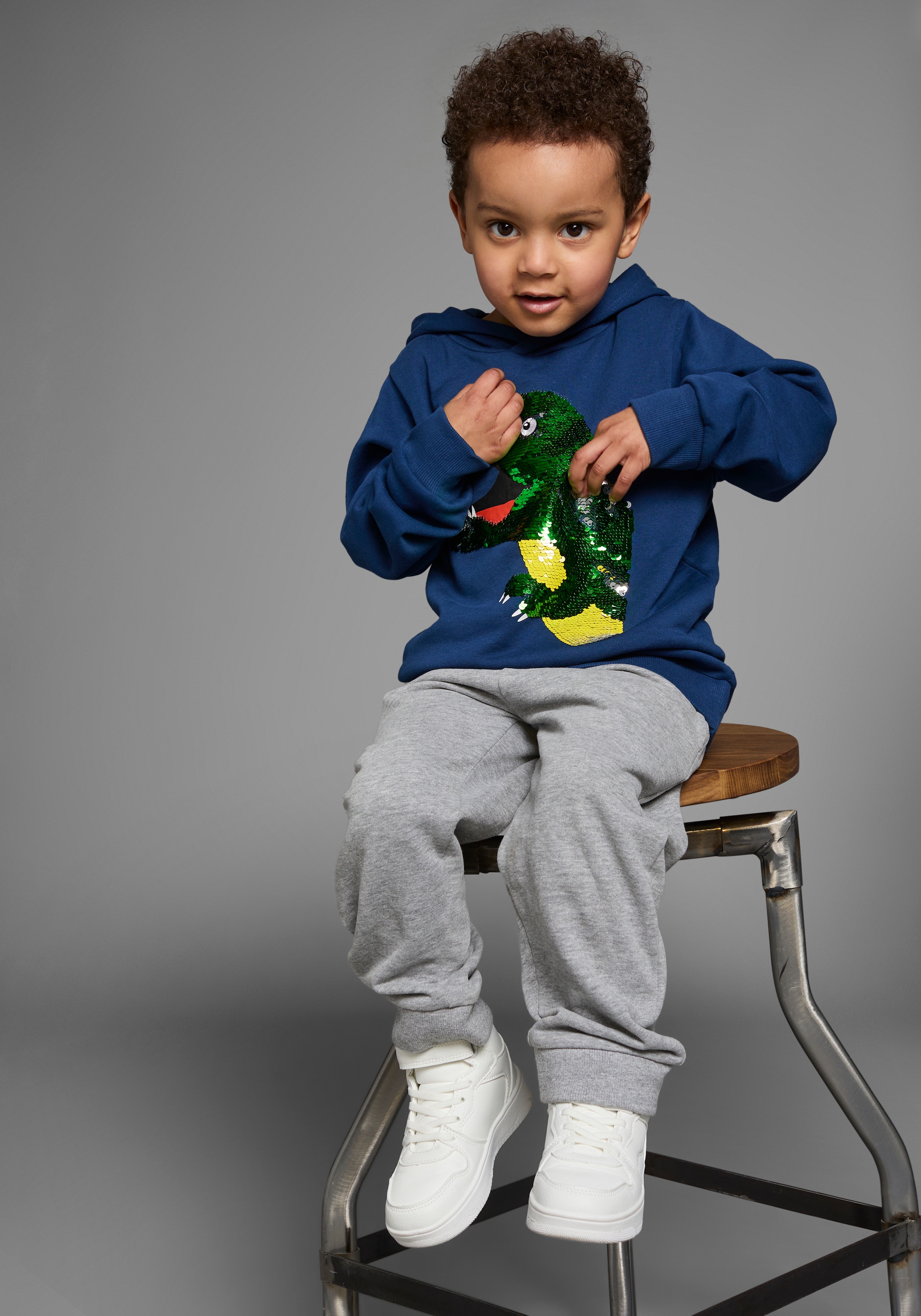 KIDSWORLD Kapuzensweatshirt »mit tollem Dino aus Wendepailletten«, Langarm, Basic-Passform, bedruckt, aus Baumwolle
