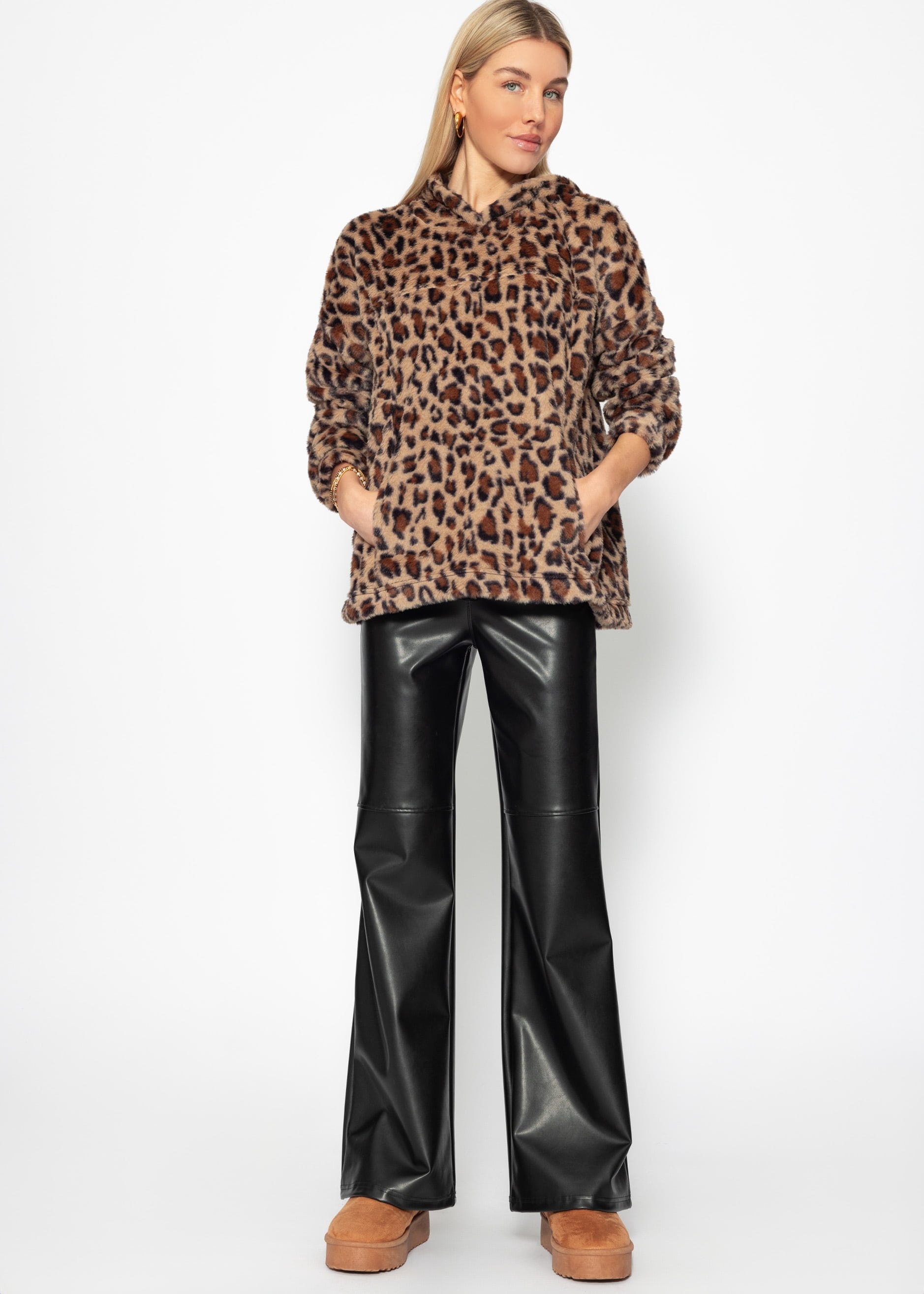 SASSYCLASSY Kapuzenpullover »Oversize Teddy Hoodie in Leo-Print« Flauschiger Sweatshirt aus plüschigem Material mit Leopardenmuster