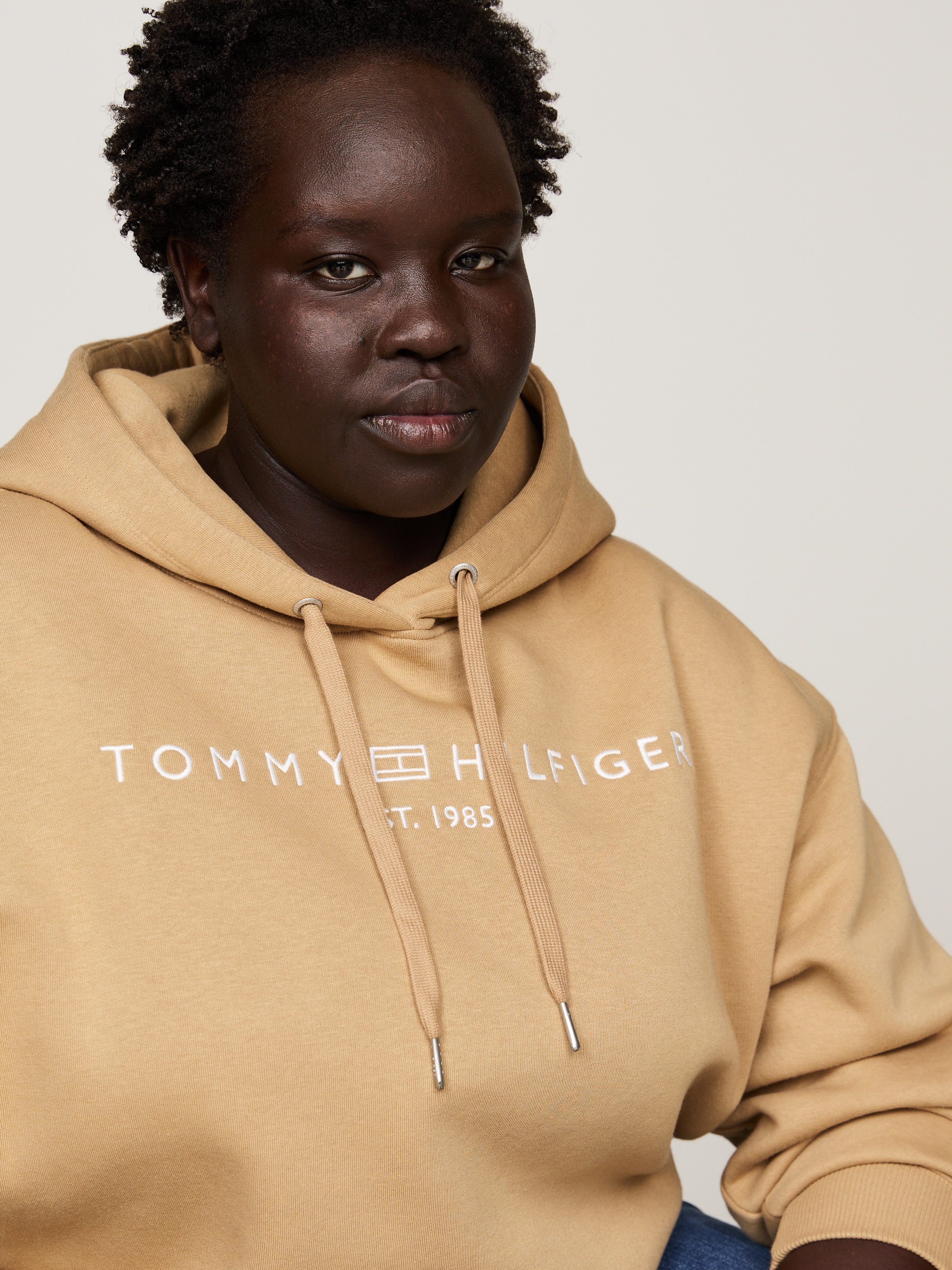 Tommy Hilfiger Curve Kapuzensweatshirt »CRV MDRN REG CORP LOGO HOODIE«, in Großen Größen, Kapuze, Mit Logostickerei am unteren Ärmel