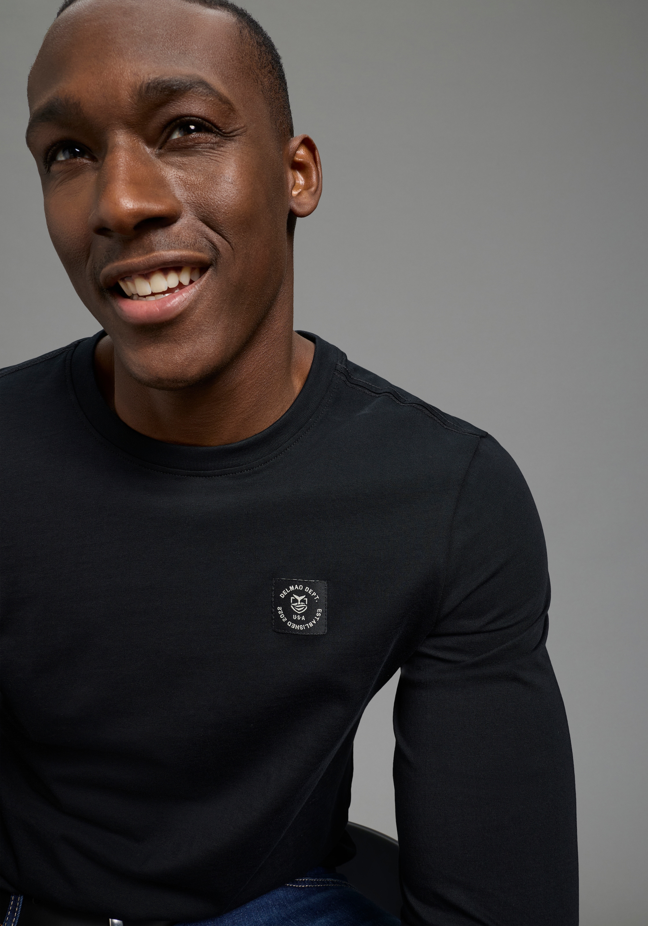 DELMAO Rundhalsshirt mit Markenlabel