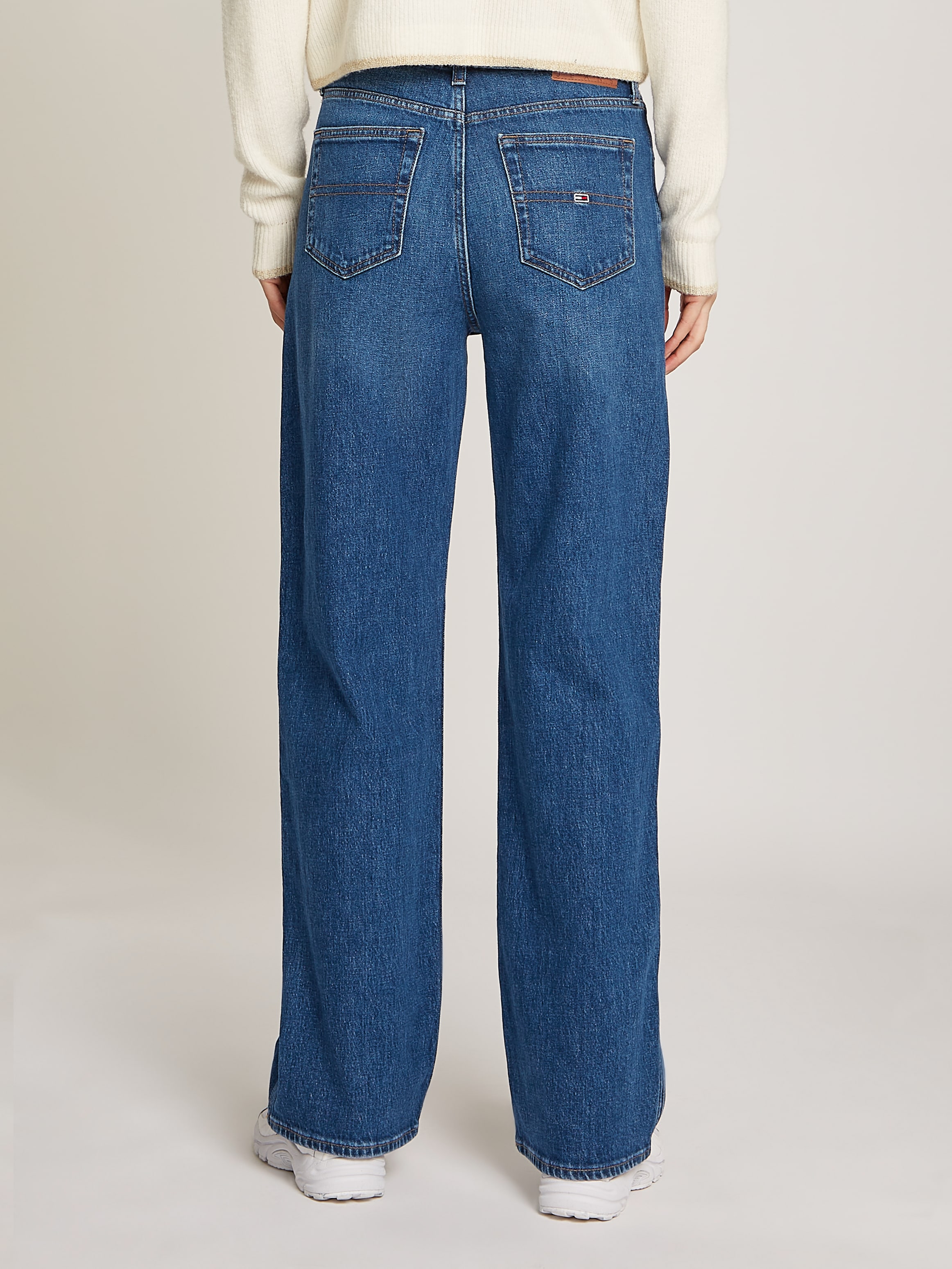 Tommy Jeans Loose-fit-Jeans »Betsy Mid Rise«, mit Logo-Badge