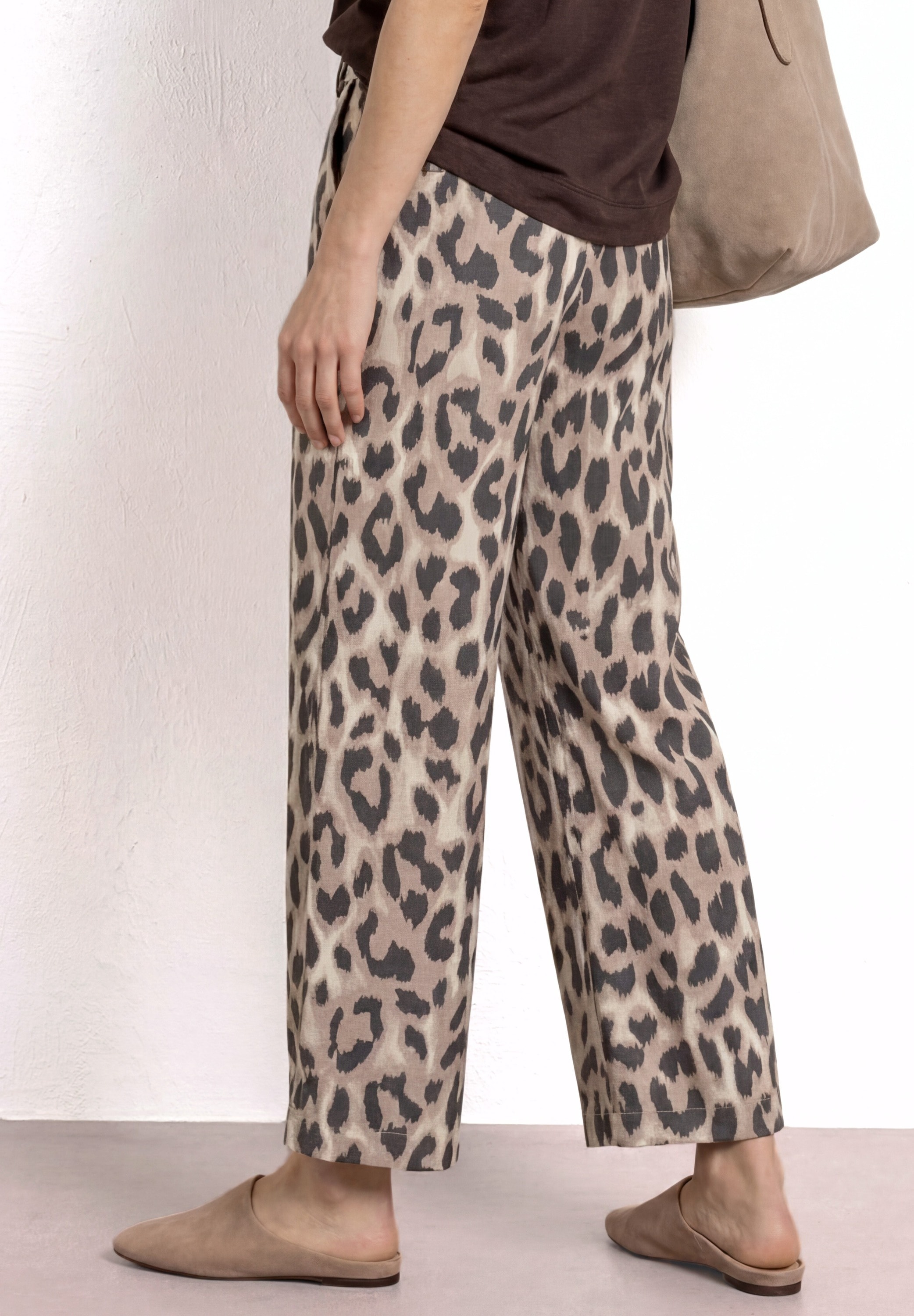 STREET ONE Stoffhose  mit Gürtel und Leo-Print