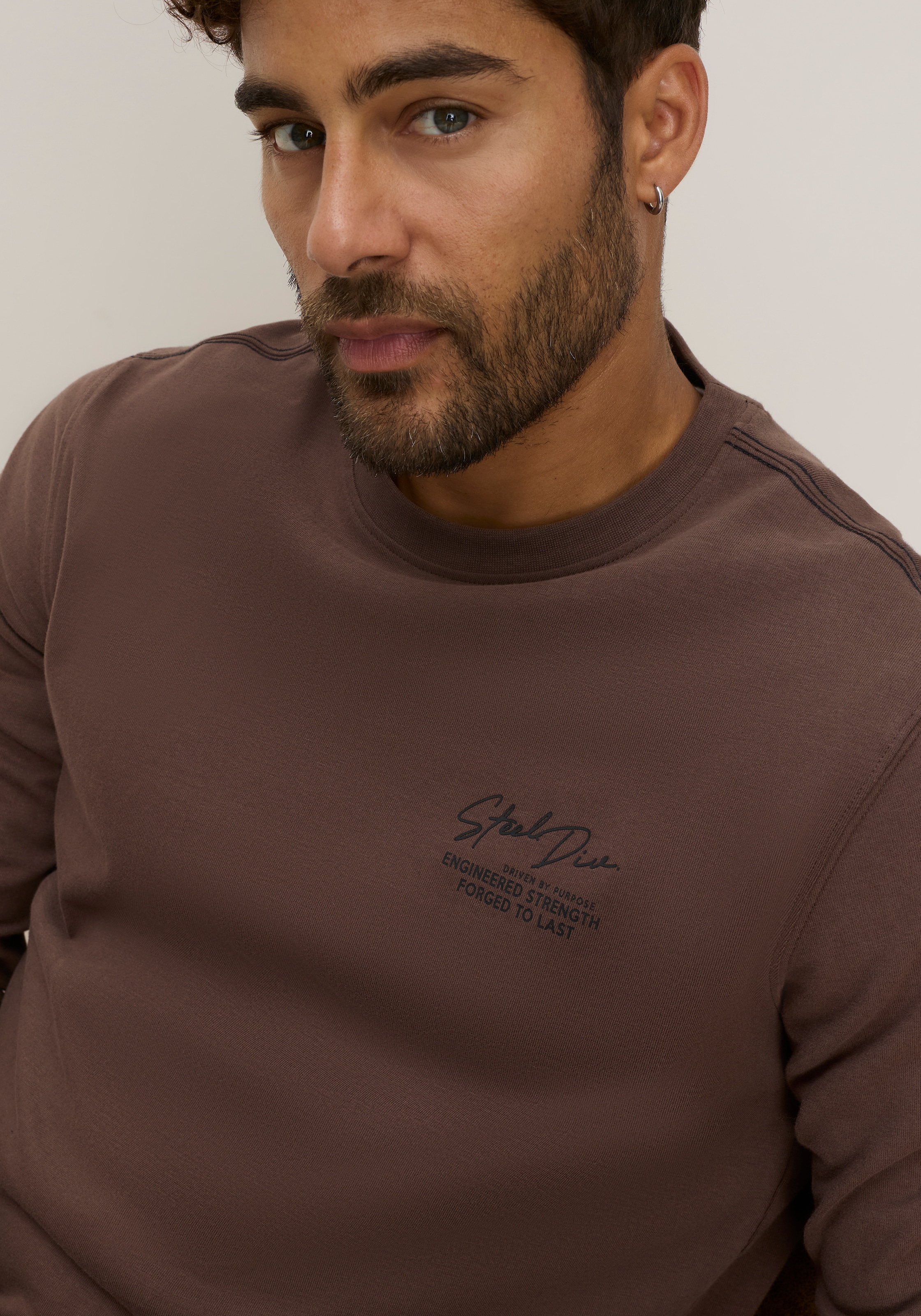 Man's World Rundhalsshirt schmale Passform, mit Langarm, unifarben, mit Print und Stickerei