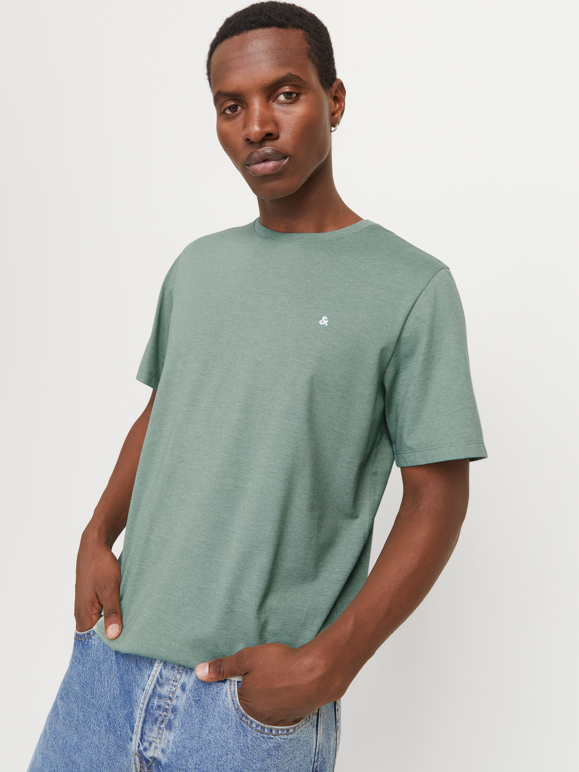 Jack & Jones Rundhalsshirt »JJEPAULOS TEE SS CREW NECK NOOS«, mit Logo Stickerei