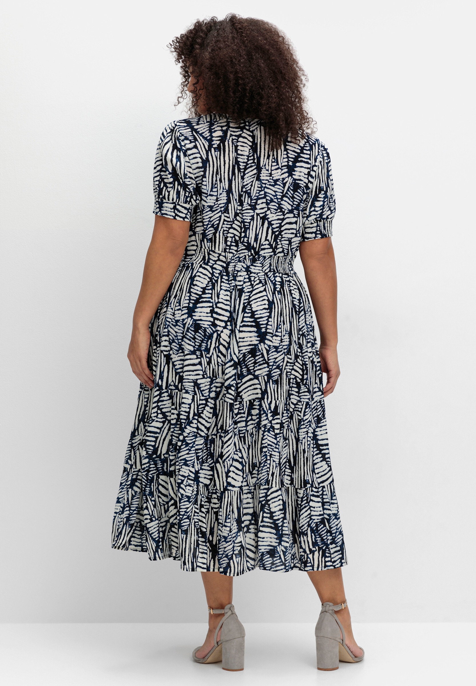sheego by Joe Browns Sommerkleid »Kleid Maxikleid mit Grafikprint und Volantsaum« Eingrifftasche mit Grafikprint und Volantsaum