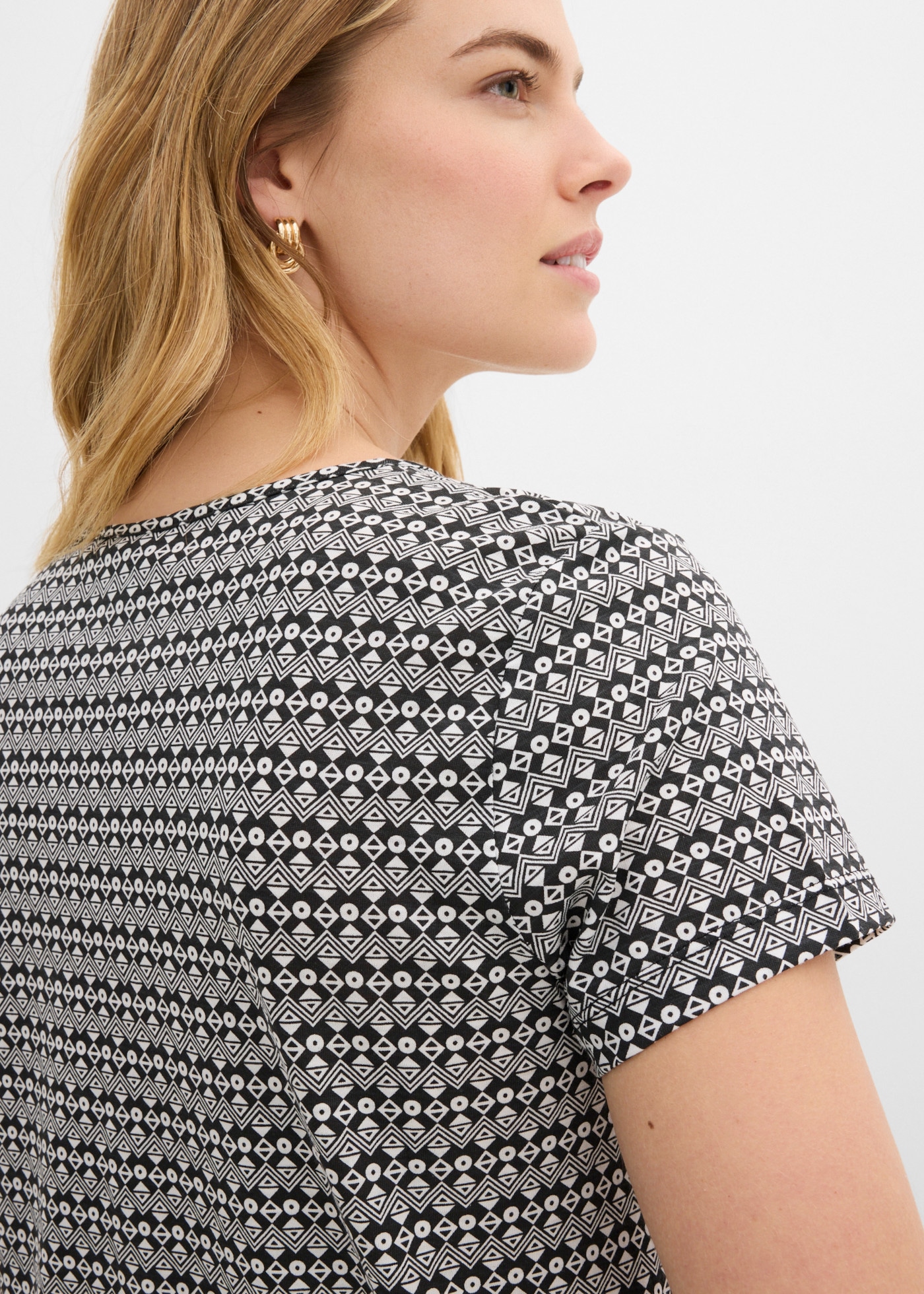 bonprix T-Shirt Loose Fit, Kurzarm, mit elastischen Bündchen, mit All-Over Print