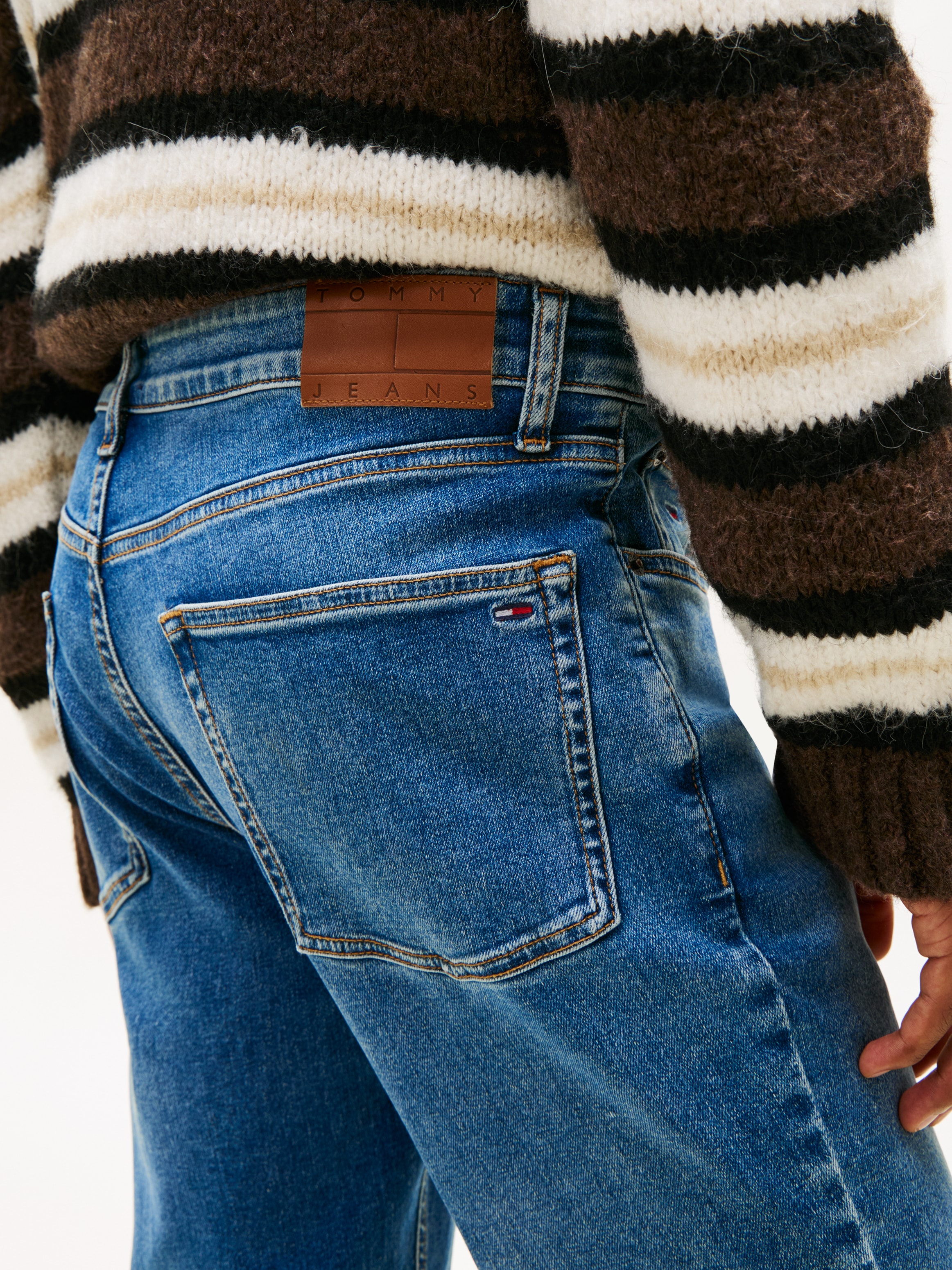 Tommy Jeans Gerade Jeans »Scanton Slim«, Mit Markenlabel aus Leder hinten