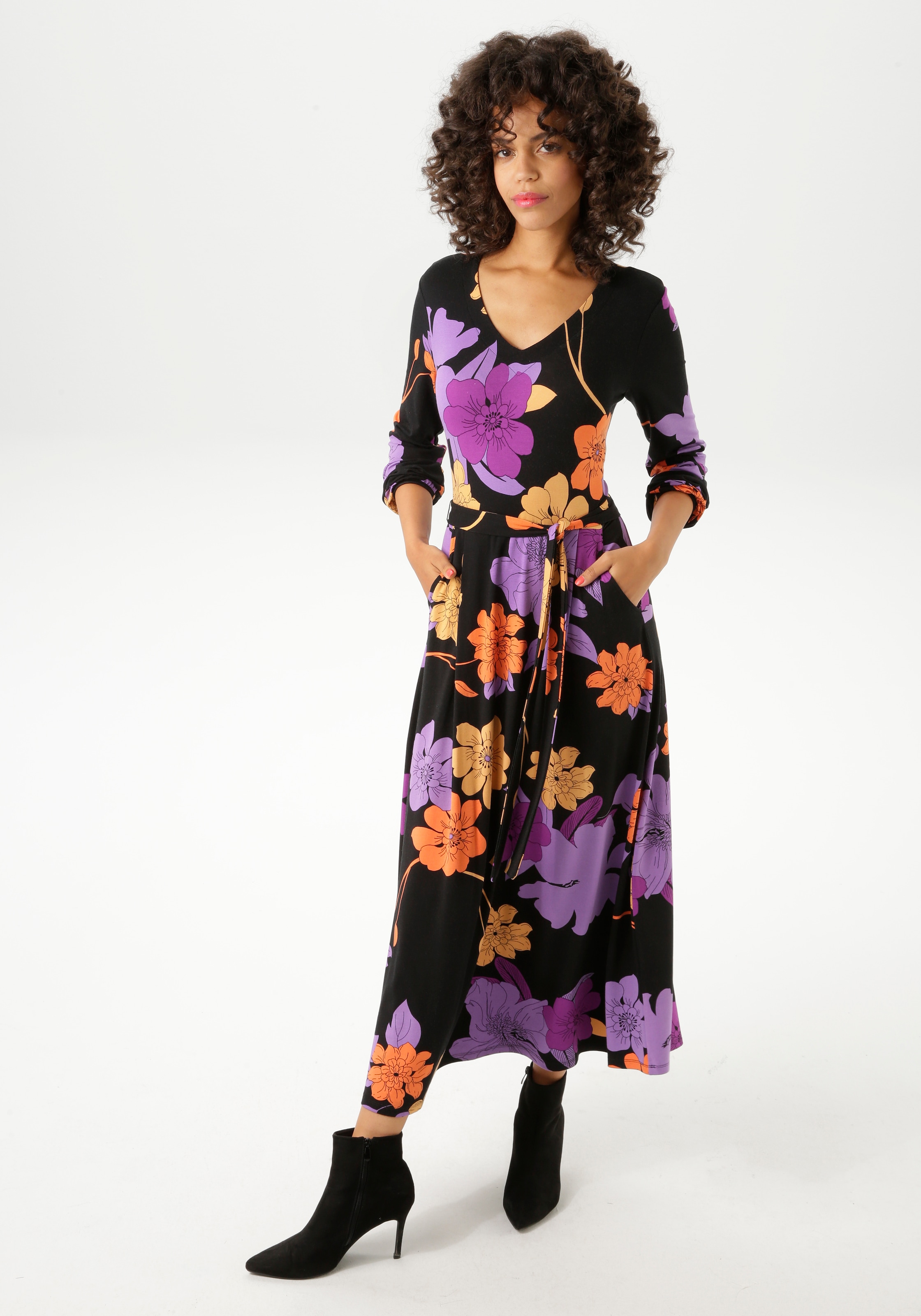Aniston CASUAL Maxikleid, (mit abnehmbarem Bindeband), mit großflächigen, farbharmonischen Blumen bedruckt