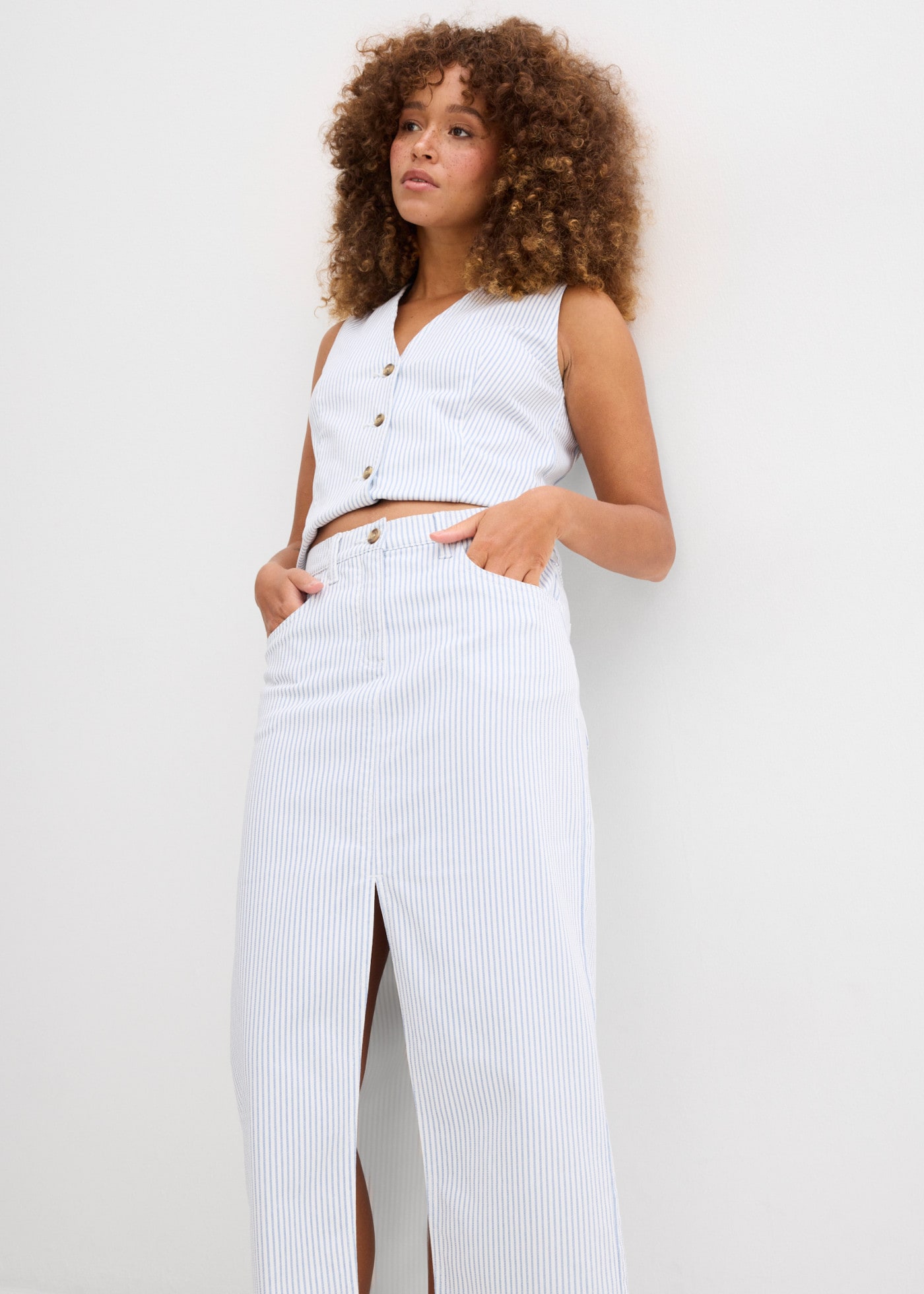 bonprix Jeansrock gerade Passform, mit Elasthan-Anteil, aus Baumwollmaterial, Midi-Länge
