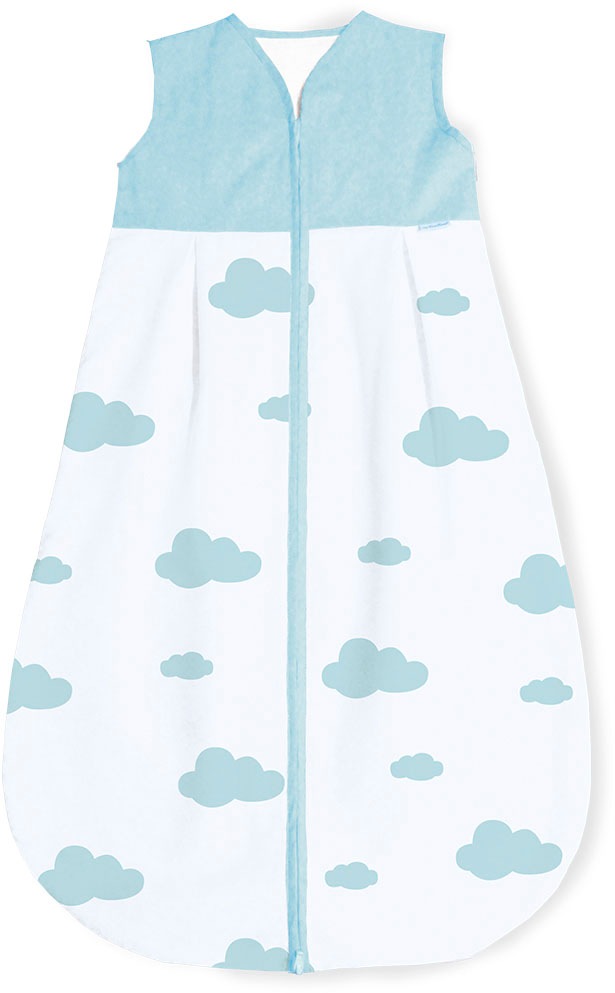 weißer Babyschlafsack mit blauen Wolken