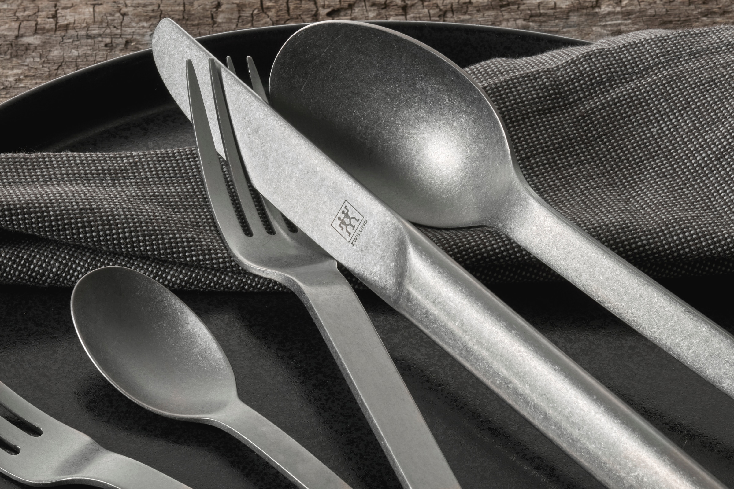 Zwilling Besteck-Set »ZWILLING Minimale Vintage (gehämmert)«, (Set, 68 tlg.), Rostfrei, bis 12 Personen